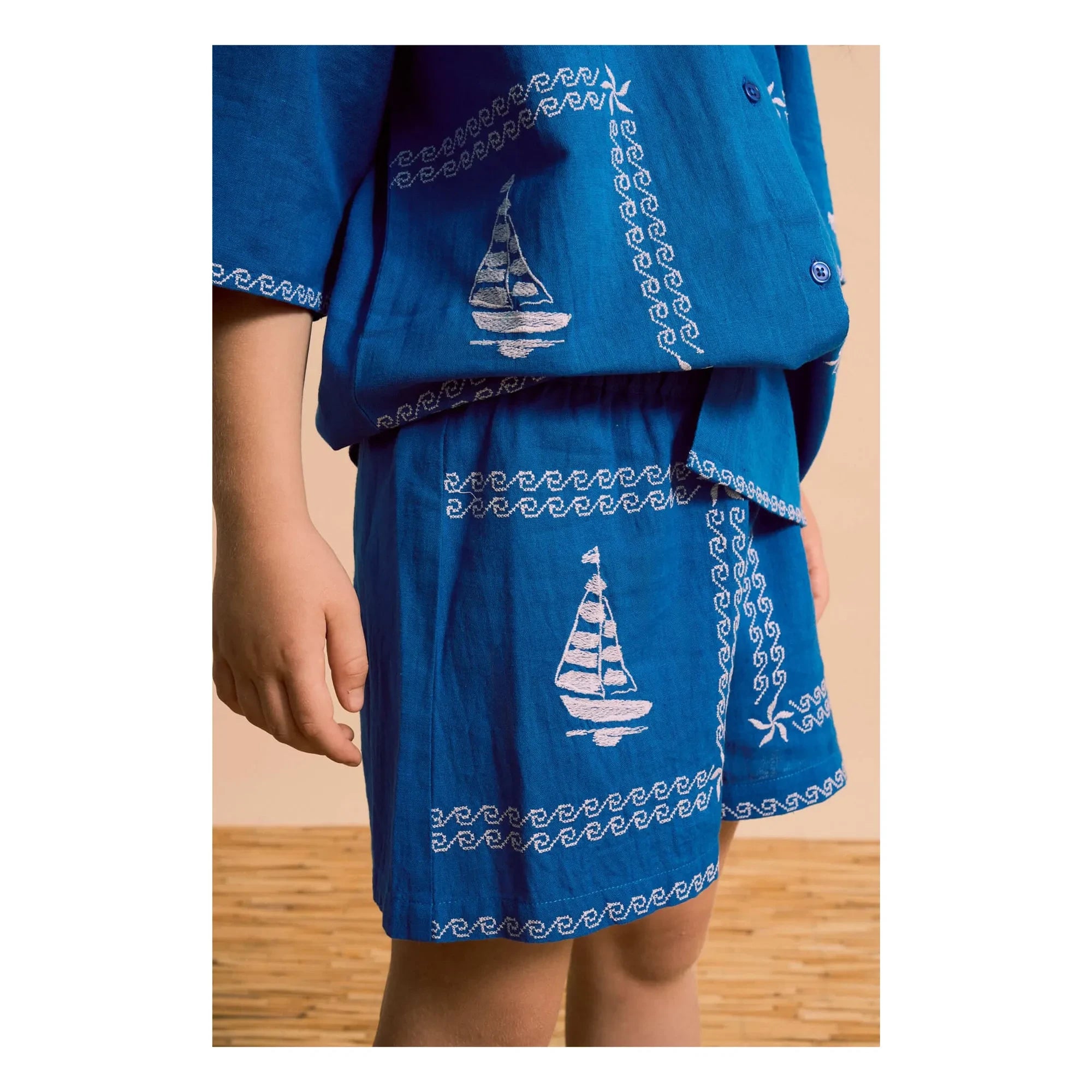 Maison Mangostan – Blau besticktes Voiles-Hemd