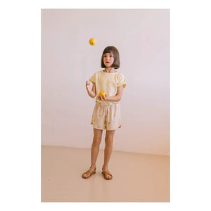 Studio Bohème - Georgy Kurze Frottee-Shorts aus Bio-Baumwolle mit Zitronenmuster | Sandfarbe