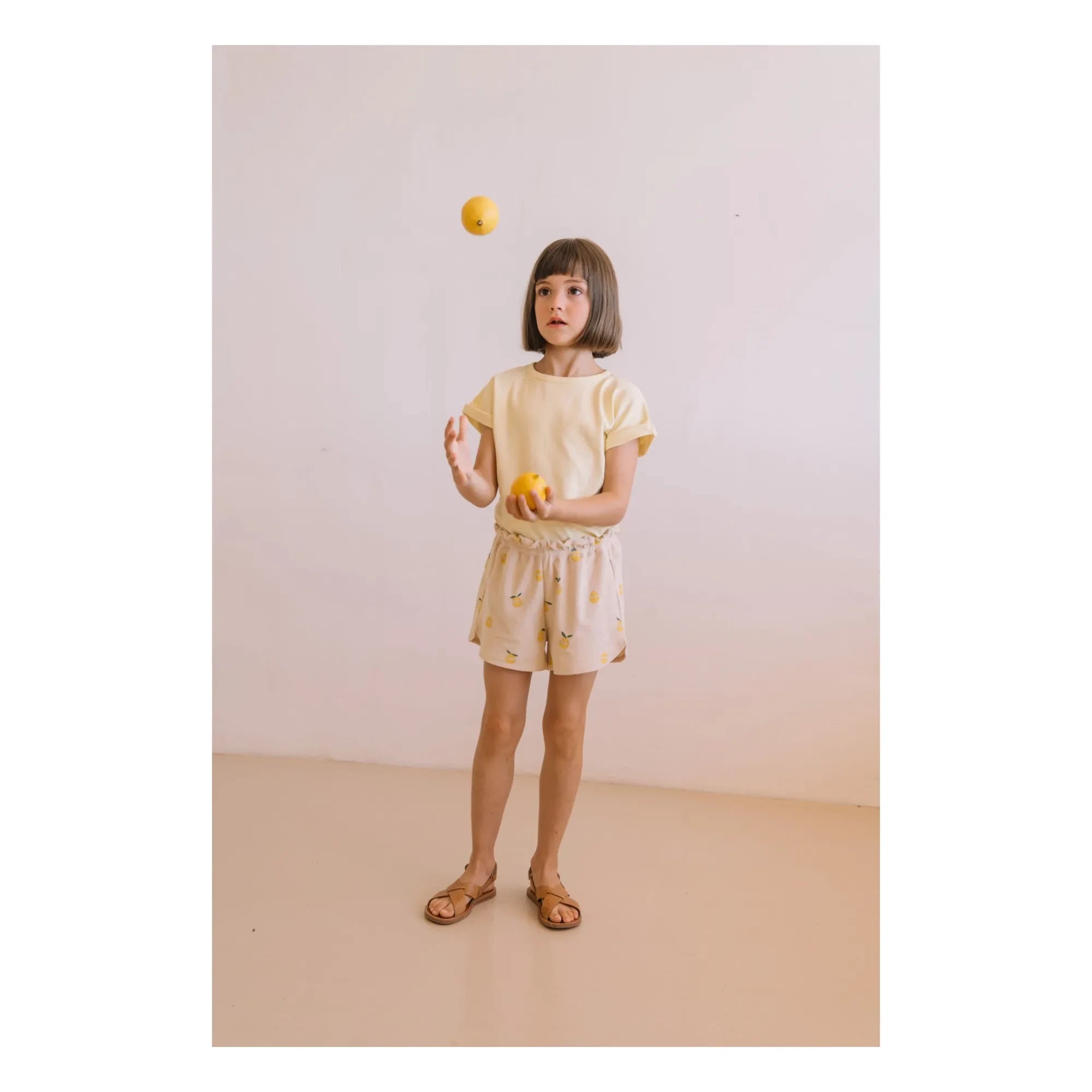 Studio Bohème - Georgy Kurze Frottee-Shorts aus Bio-Baumwolle mit Zitronenmuster | Sandfarbe