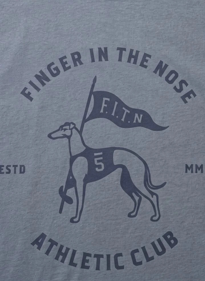 Finger in der Nase - King Athletic Club Ökologisches Baumwoll T-Shirt | Grau Blau