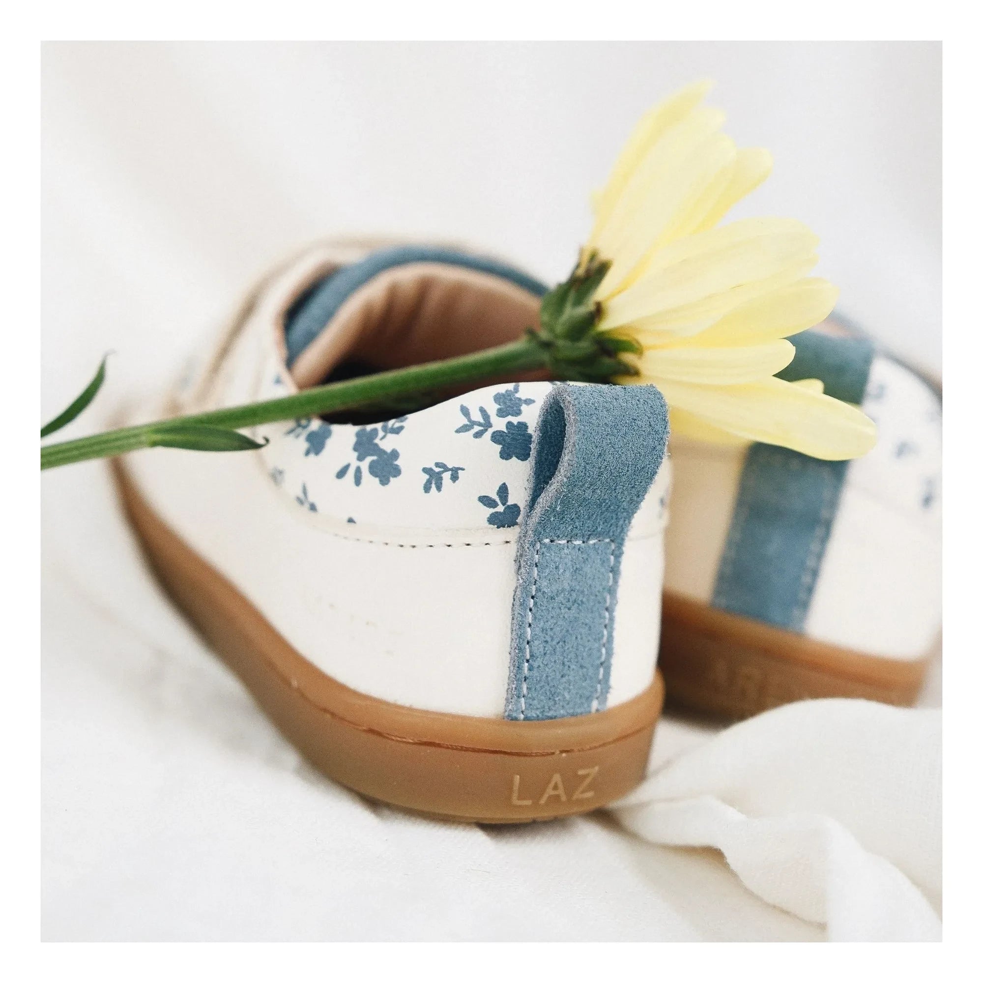 Lazare - Mahaut Sneaker mit Blumenmuster und Klettverschluss | Ecru