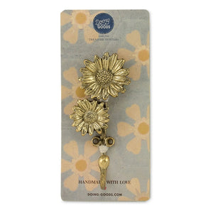 Doing Goods - Breezy Doppel-Gänseblümchen-Aufhänger | Messing