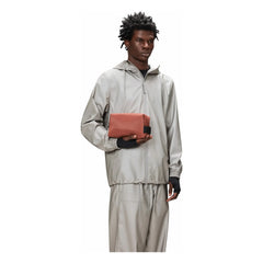 Rains - Kleine W3 Reisetasche | Ziegelrot