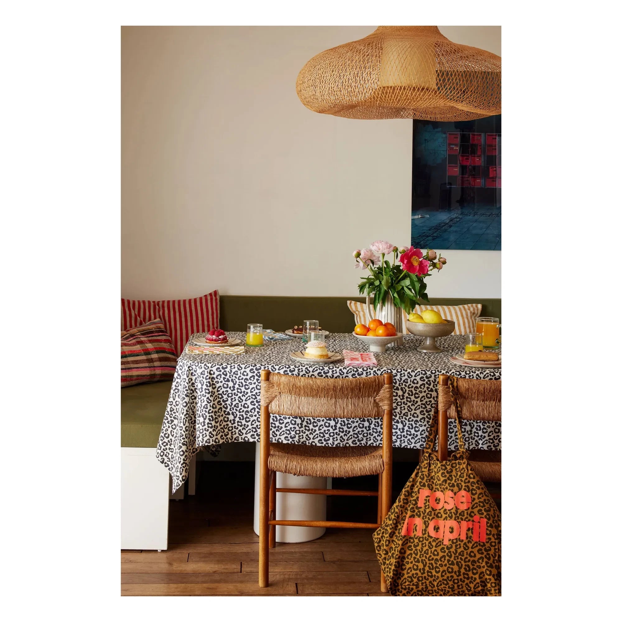 Rose in April - Thelma Graou Tischdecke | Haferflocken