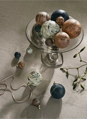 Ferm Living - Marmor-Optik Weihnachtsbaumkugeln - 4er Set