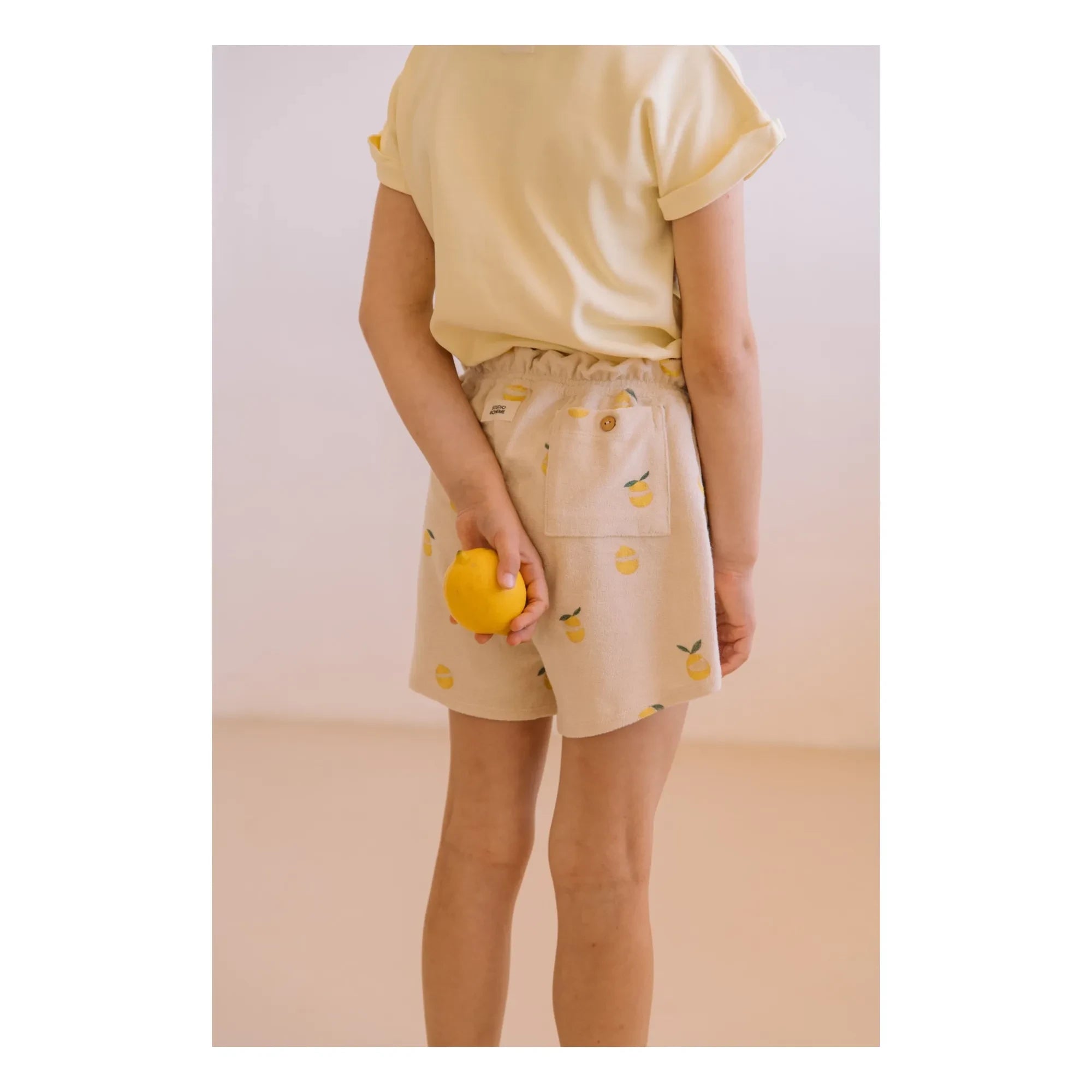 Studio Bohème - Georgy Kurze Frottee-Shorts aus Bio-Baumwolle mit Zitronenmuster | Sandfarbe