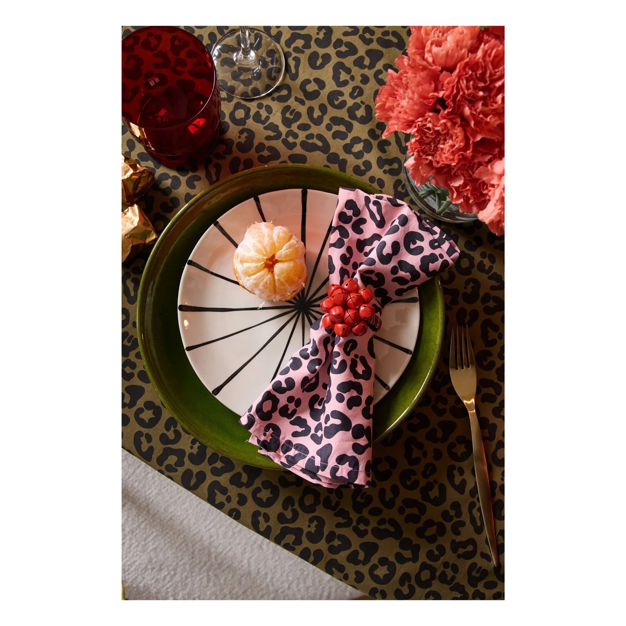 Rose in April - Thelma Graou Tischdecke | Olive