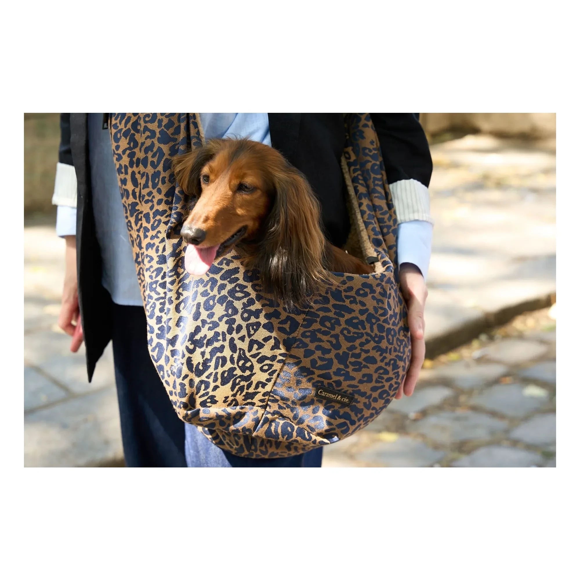 Caramel & Cie - Promenade Crossbody-Tasche mit Leoparden-Hundemotiv | Braun