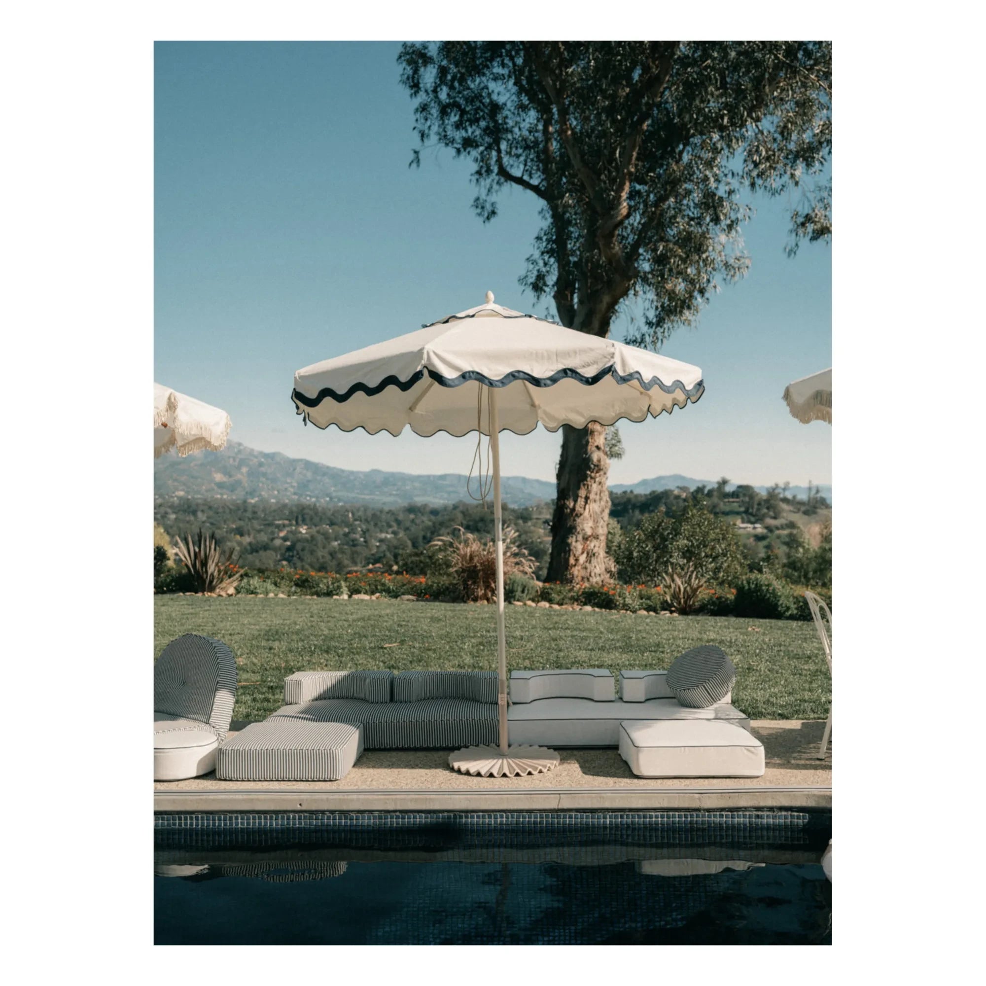 Business & Pleasure Co. - Gestreifter Sonnenschirmständer | Weiß