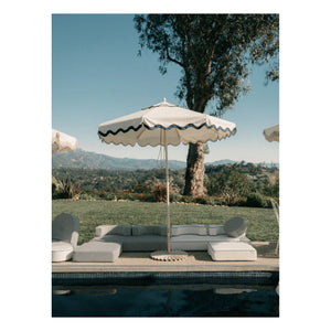 Business & Pleasure Co. - Gestreifter Sonnenschirmständer | Weiß