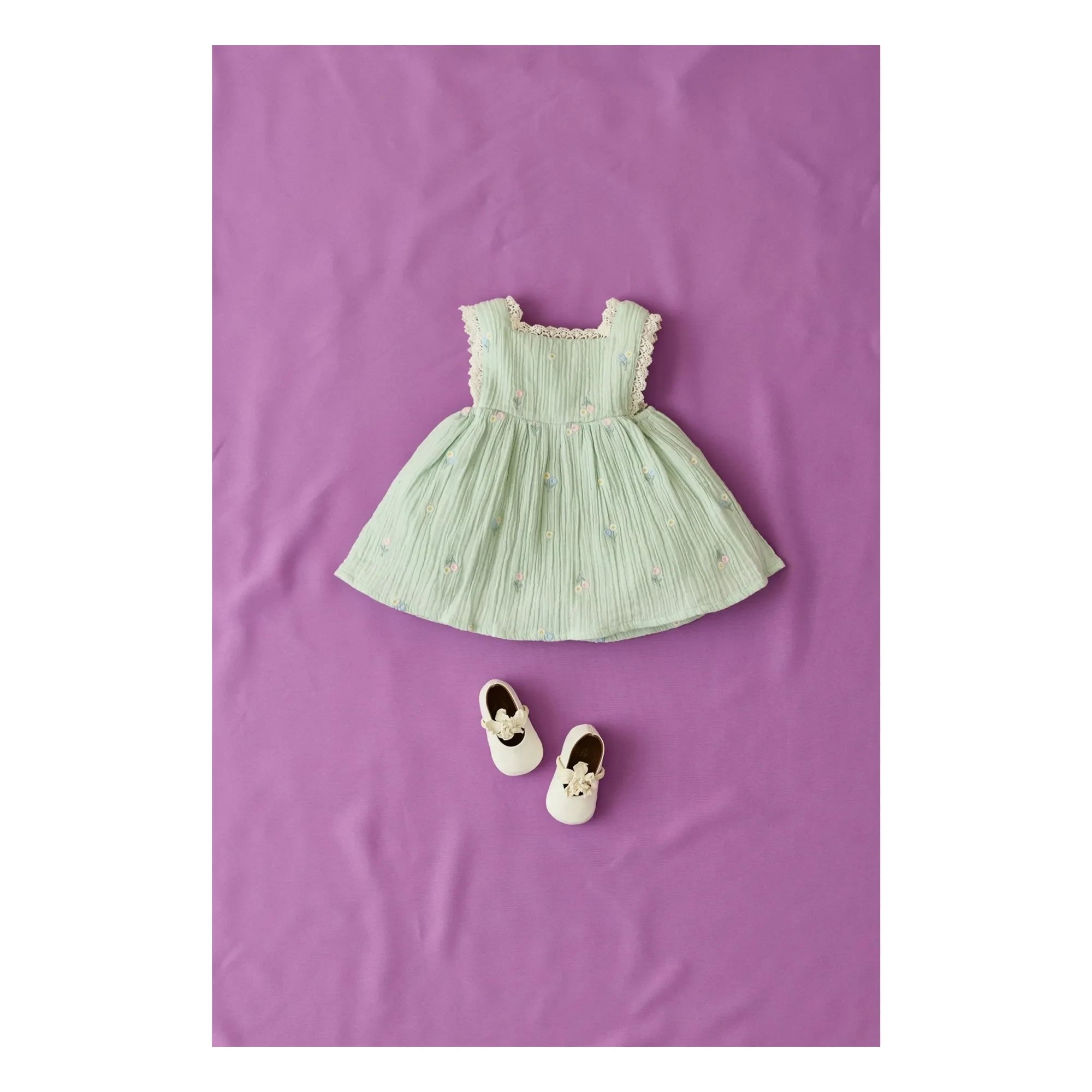 Louise Misha - Aloisa Fleurie Kleid mit Rüschenlatz | Mandelgrün