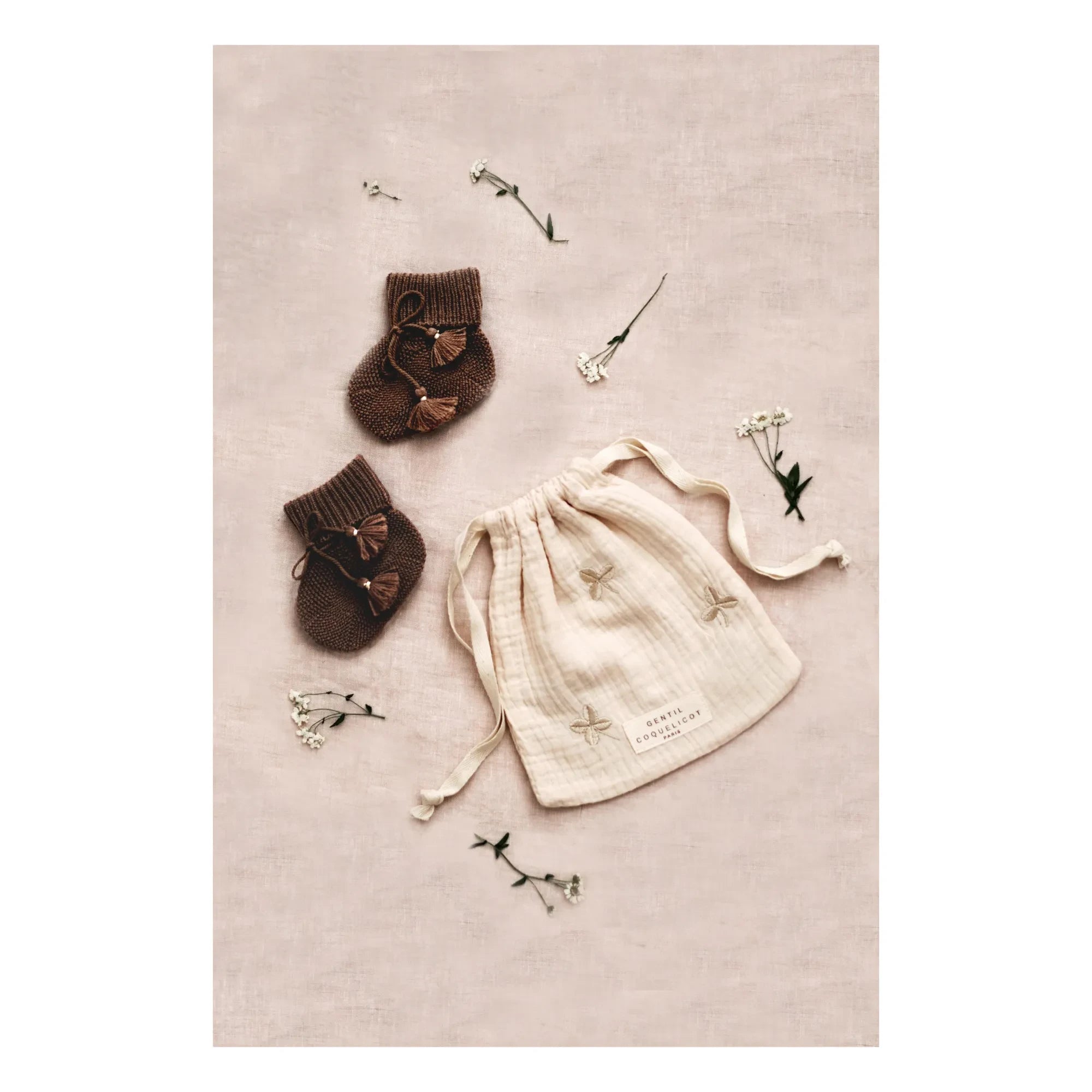 Gentil Coquelicot - Gestrickte Babyschuhe und bestickter Beutel | Schokoladenbraun