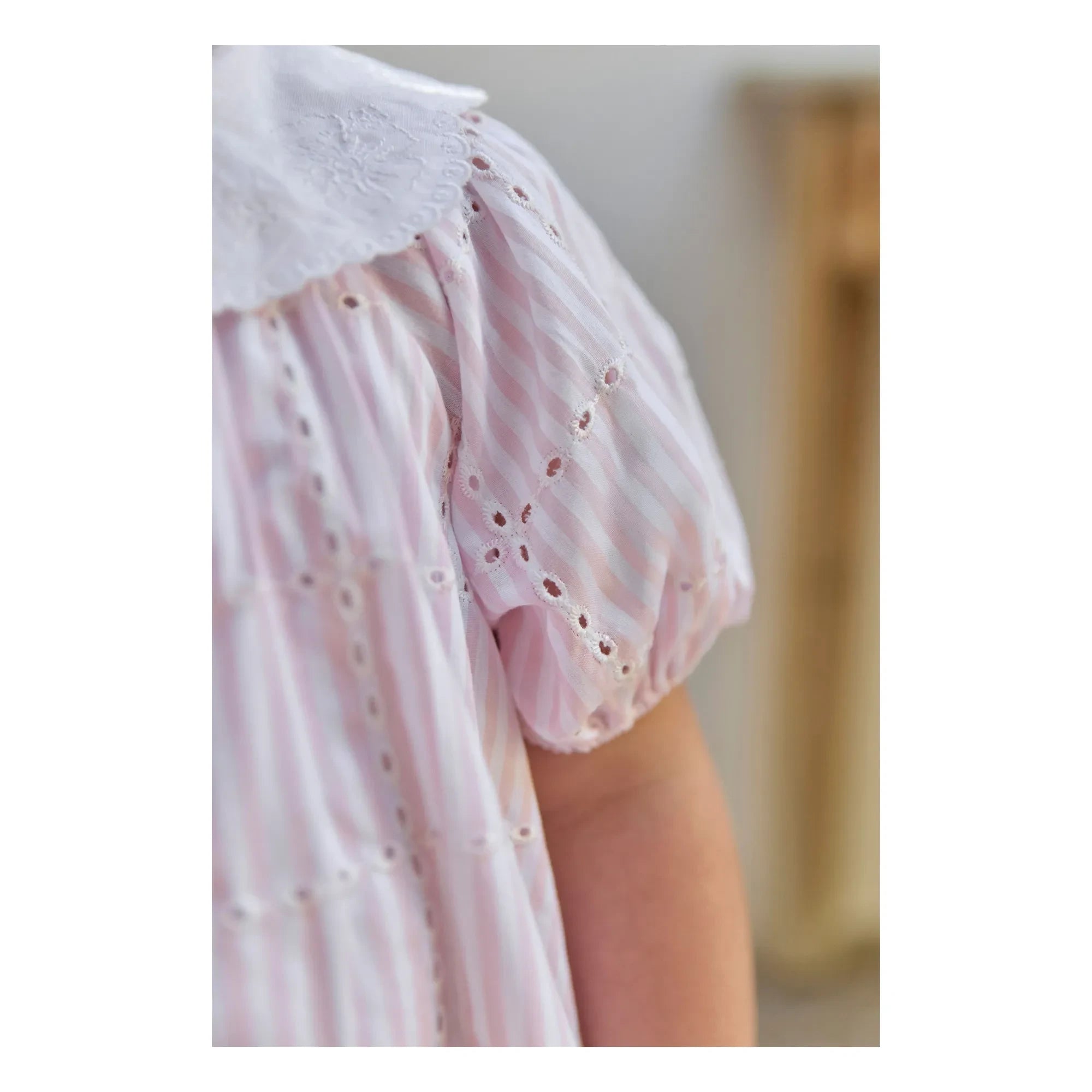 Tartine et Chocolat - Gestreiftes Kleid mit Claudine-Kragen und Stickerei | Puderrosa