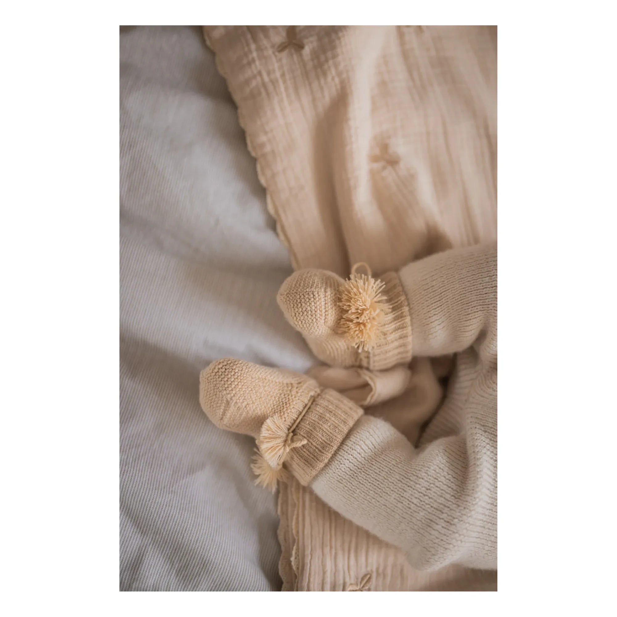 Gentil Coquelicot - Gestrickte Socken und bestickter Beutel | Nude