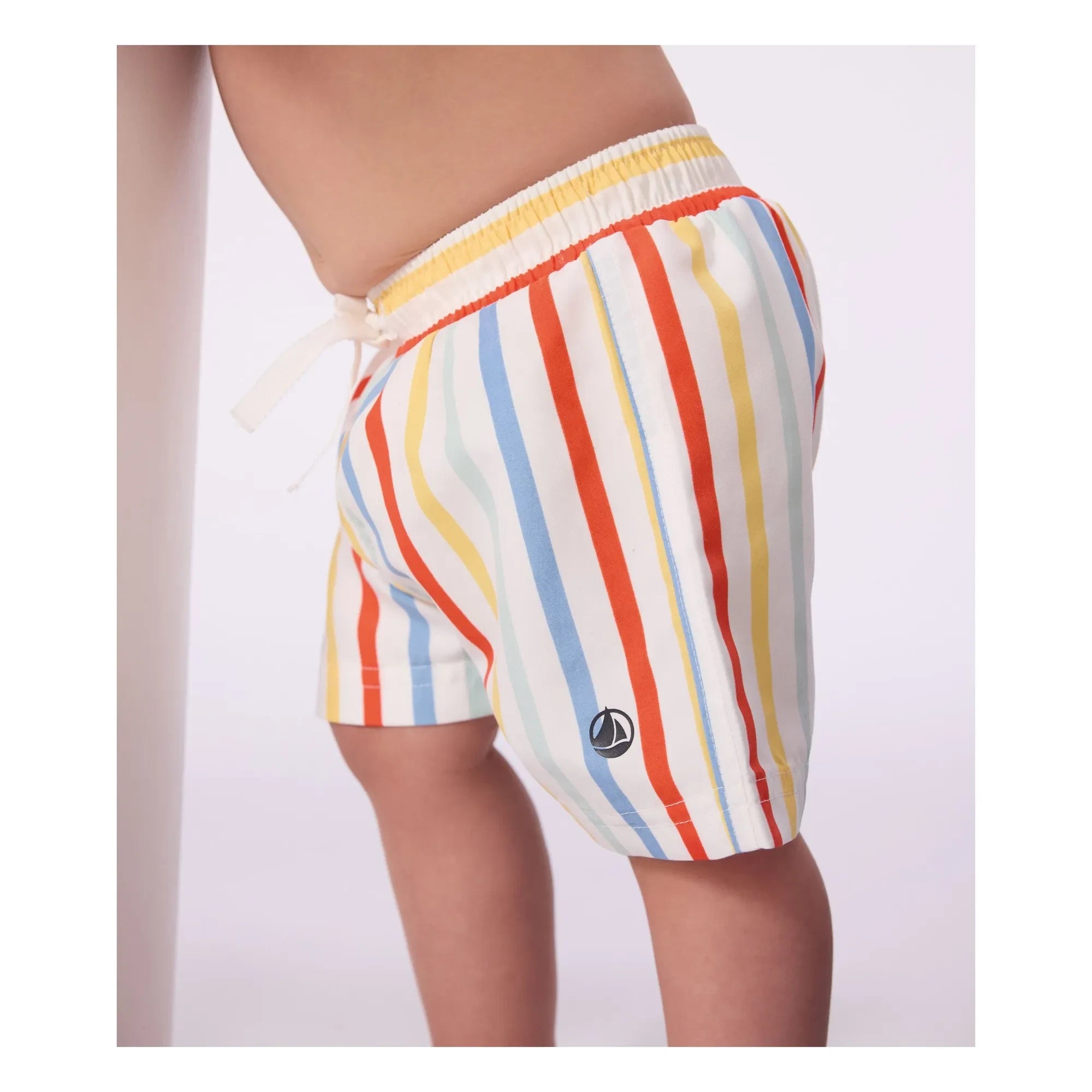 Petit Bateau – Gestreifte Badeshorts aus recycelter Faser für Babys | Weiß