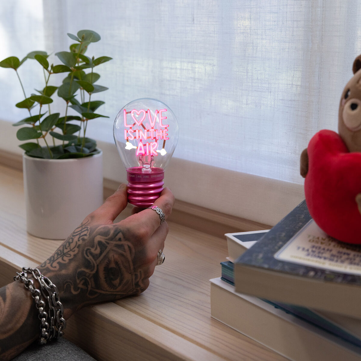 Legami - Dekoratif Lightbulb-Shaped Table Lamp - Aşk is in Air - Bulb Fiction