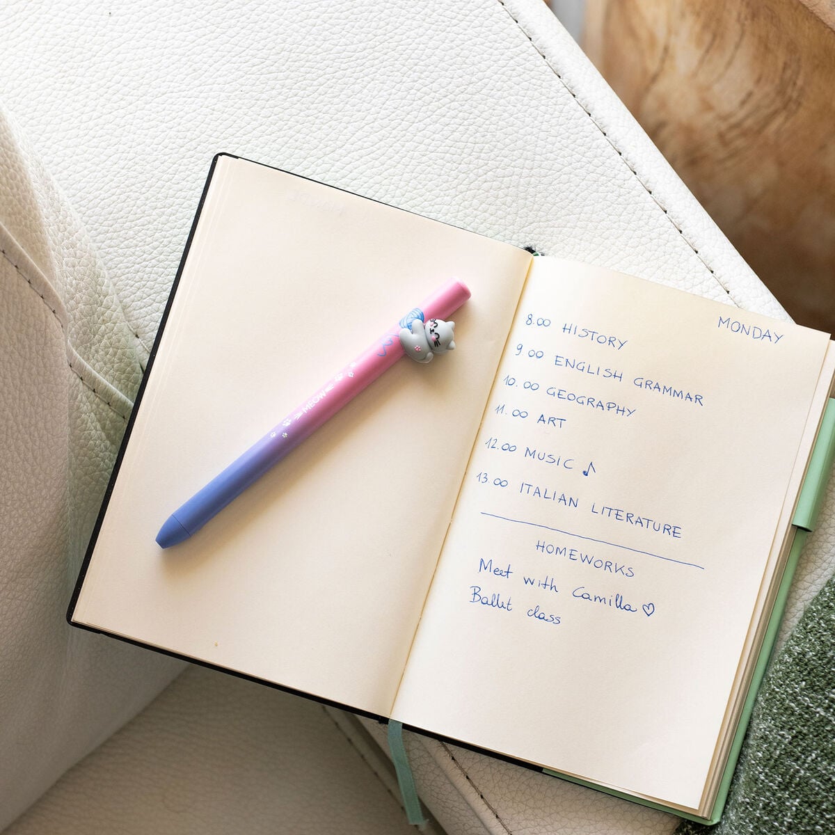 Legami - Retractable Ballpoint Kitty \"Be Curious\"- Free Hugs