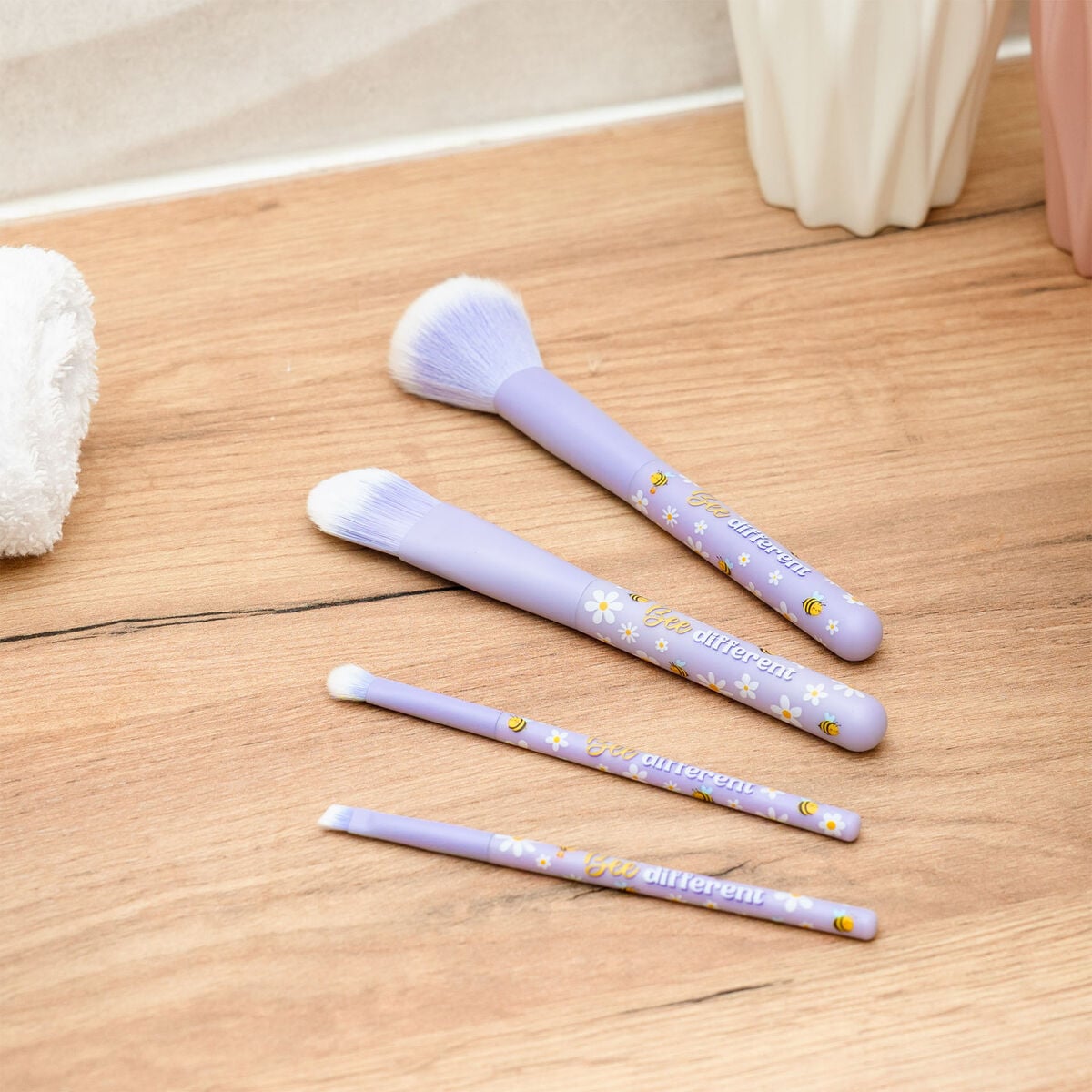 Legami - 4'lü Seti Bee Makeup Brushes - Oh My Glow!