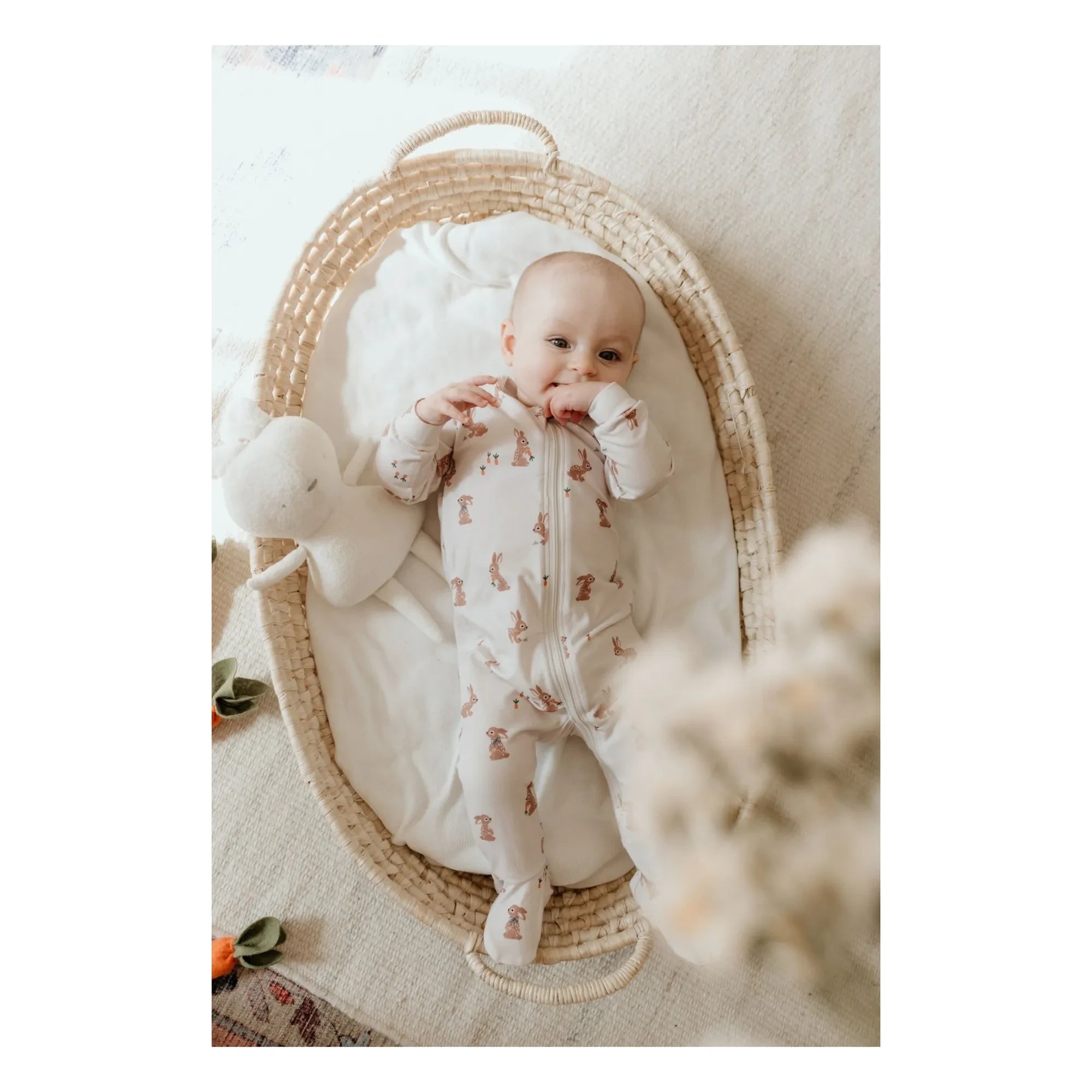 Petit Lem - Schlafanzug aus Bio-Baumwolle und Modal, mit Hasenpfoten-Motiv | Beige