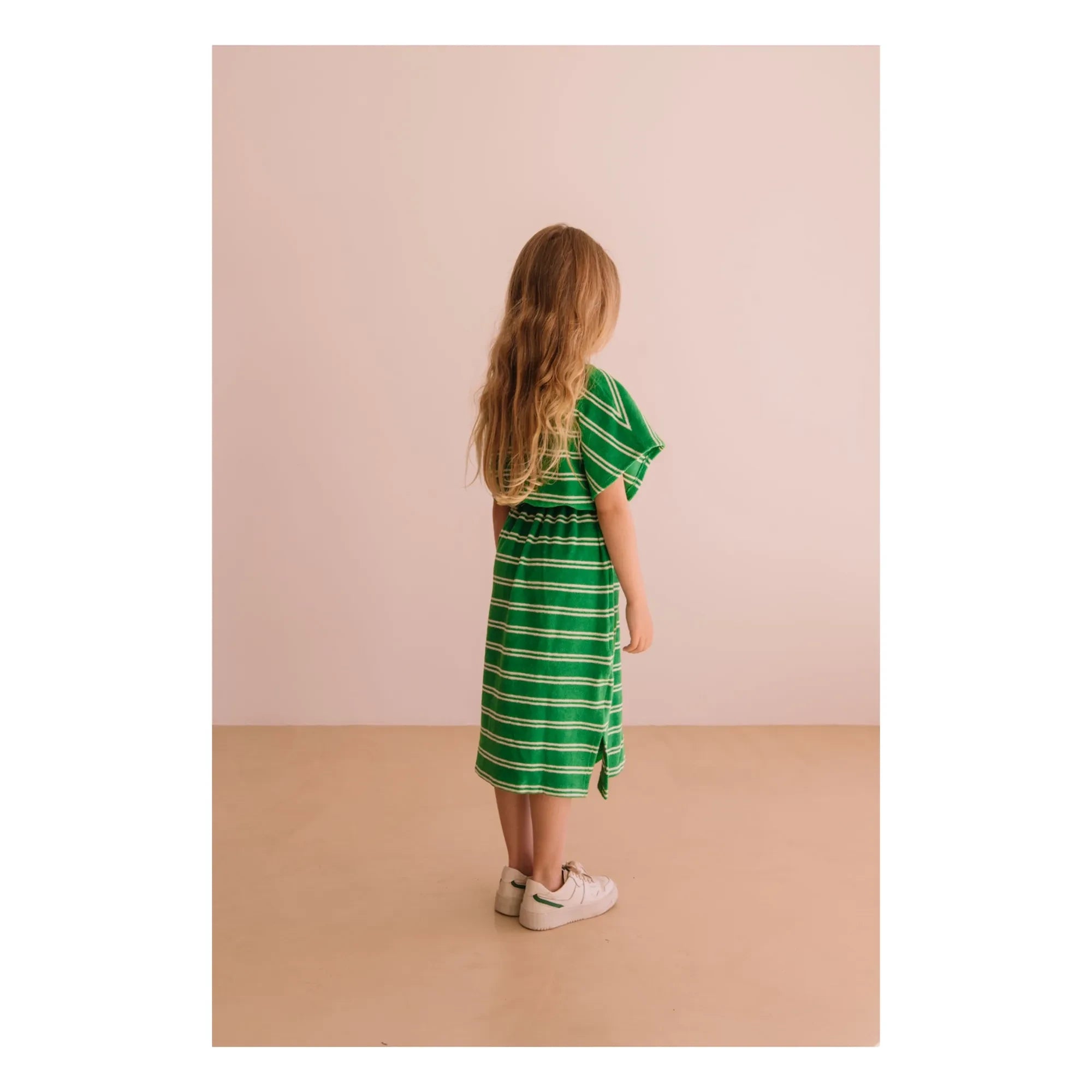 We Are Kids – Grün gestreiftes Bio-Baumwoll-Handtuchkleid