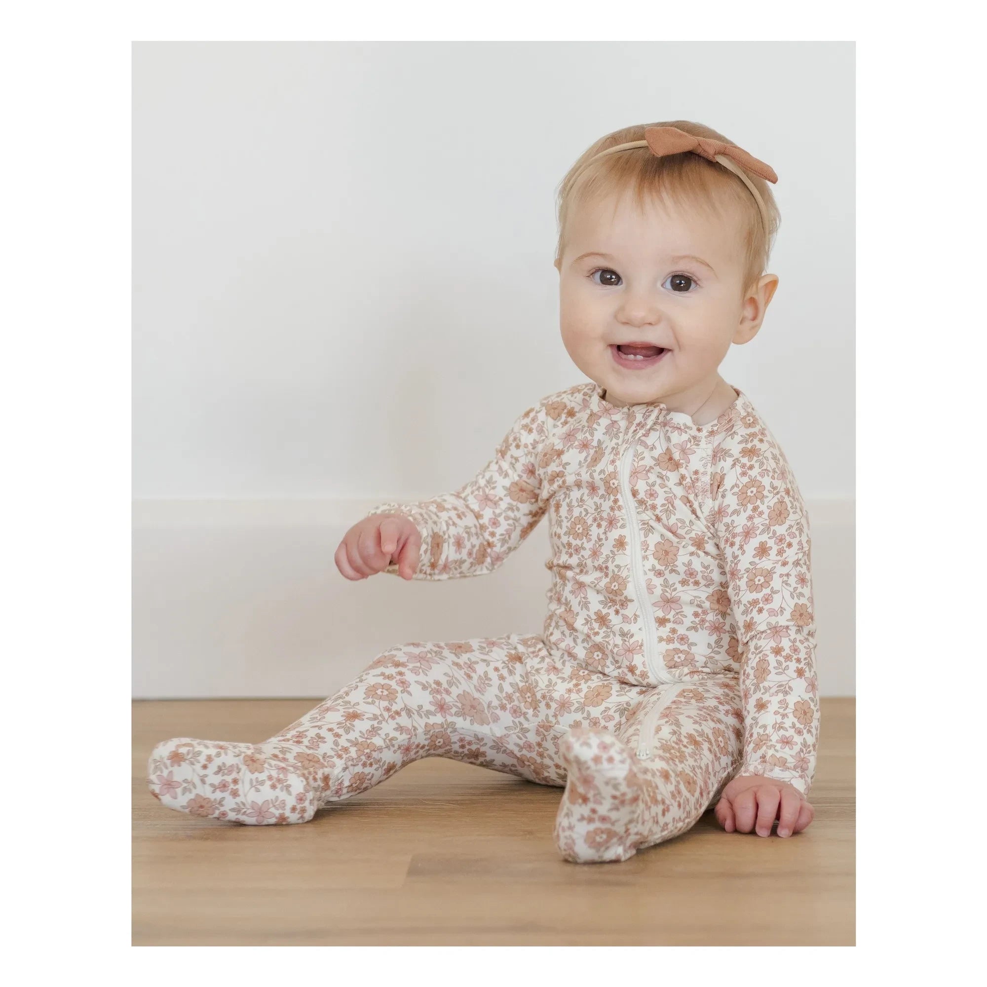 Quincy Mae – Strampler mit Blumenmuster aus Bio-Baumwolle | Elfenbein
