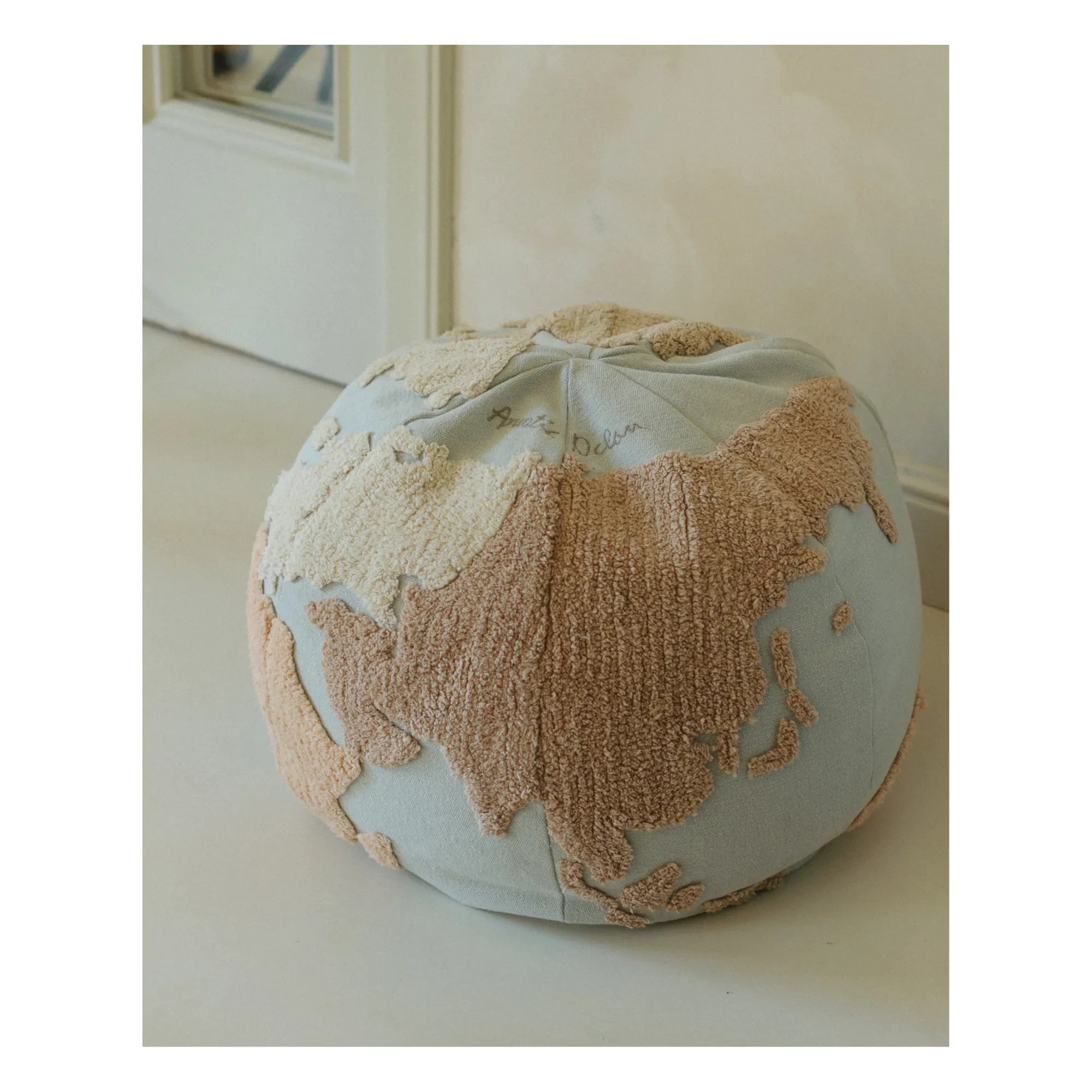 Lorena Canals - Weltkarte Pouf | Hellblau
