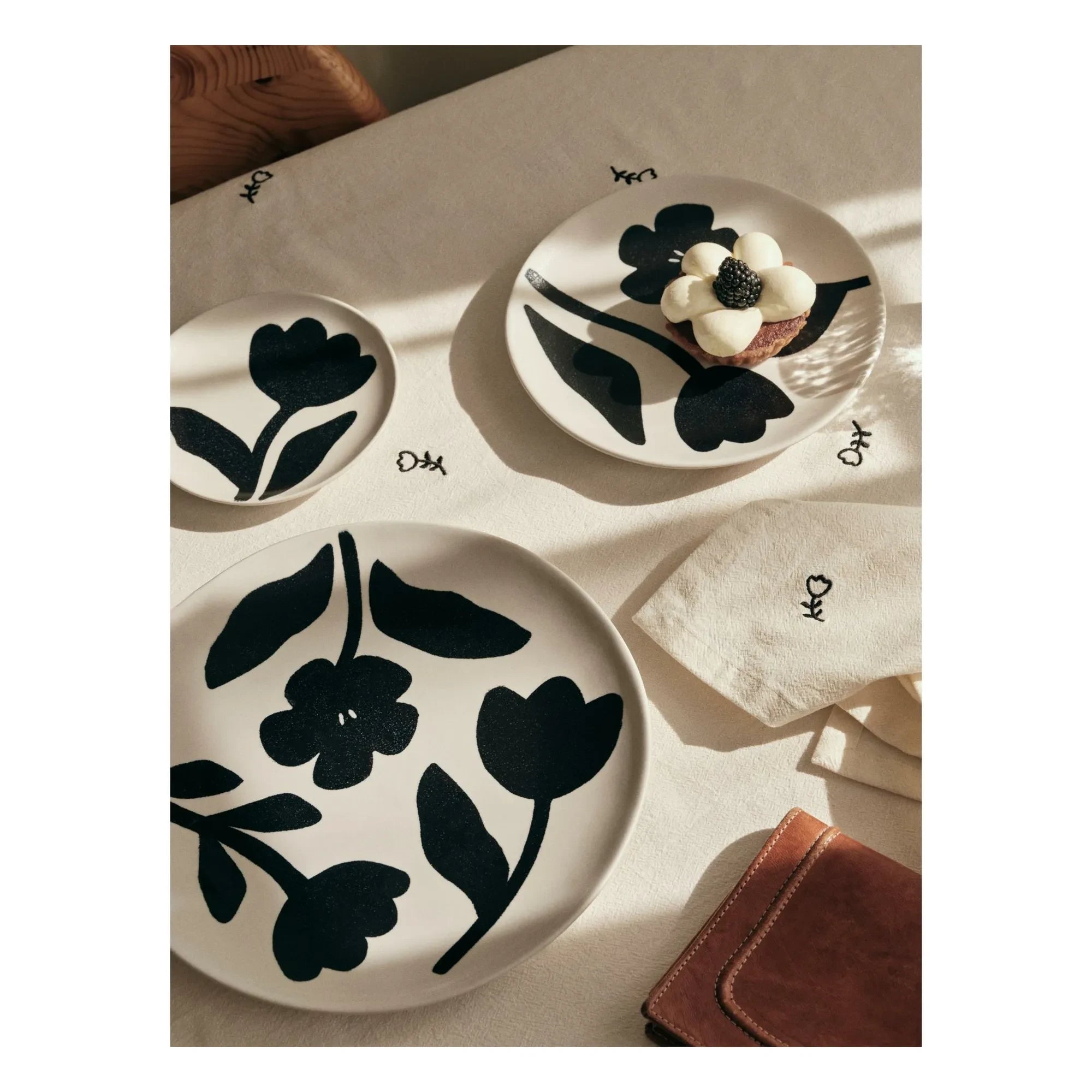 Broste Copenhagen - Flora Steingut Teller | Schwarz