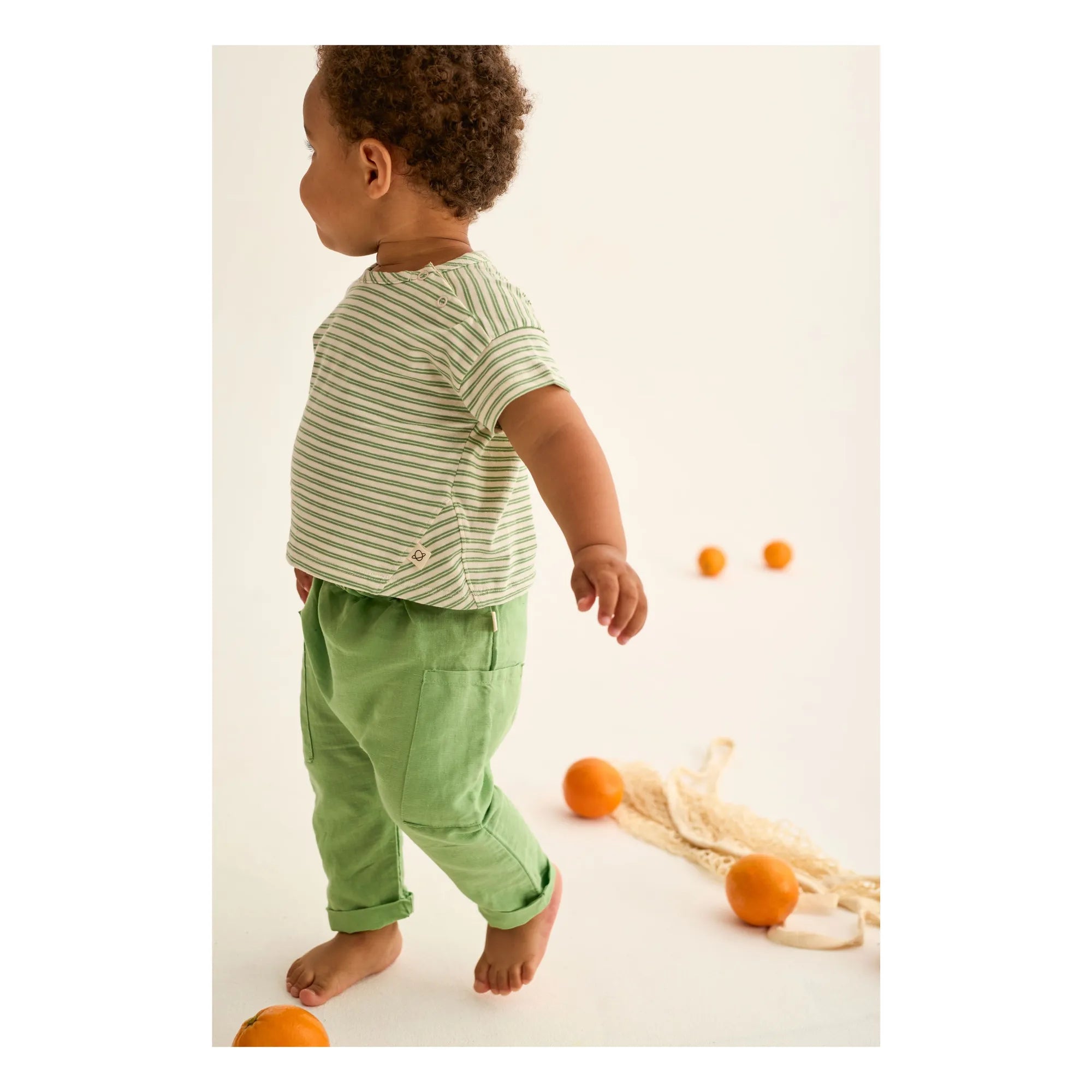 Cozmo - Gestreiftes Baby T-Shirt | Wiesengrün