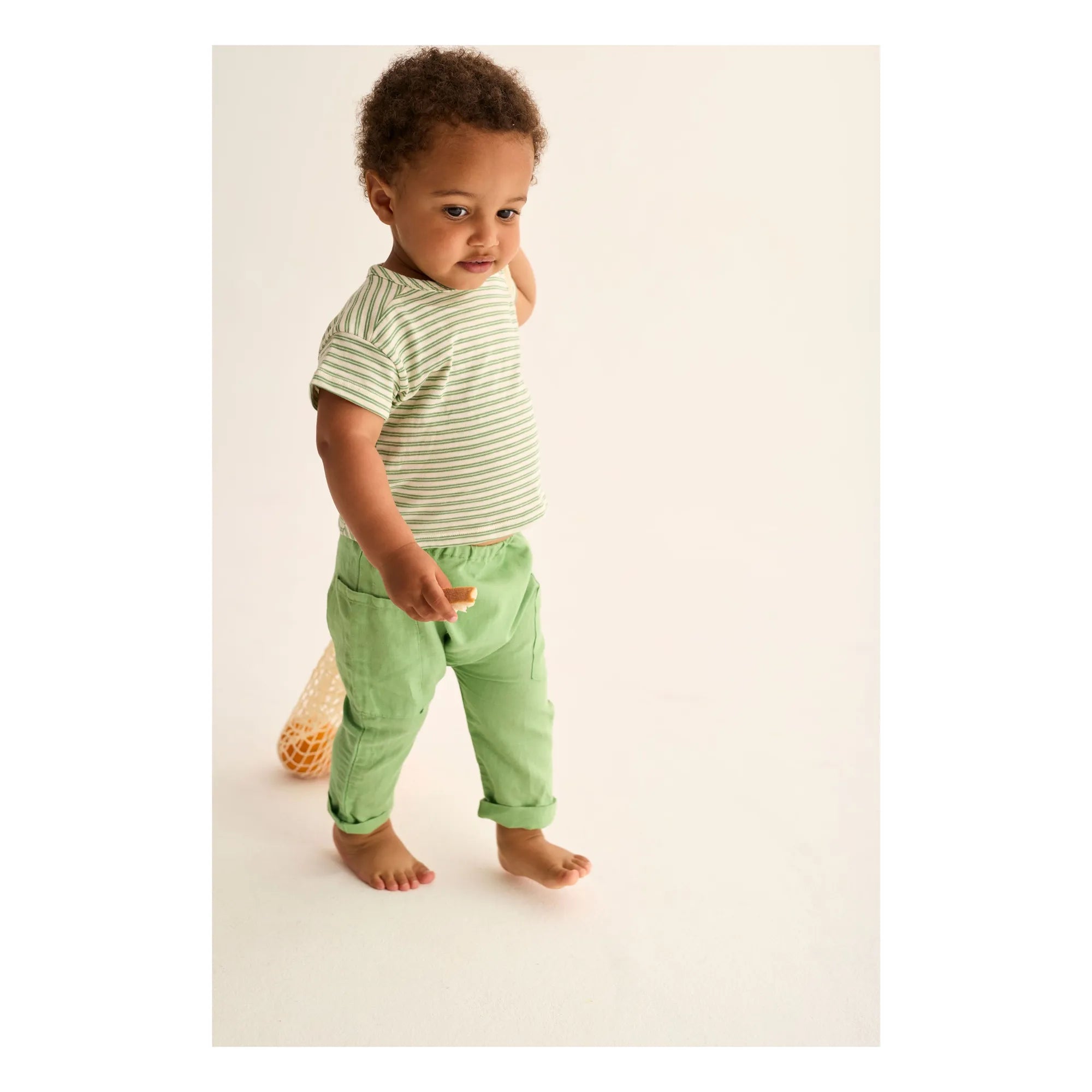 Cozmo - Gestreiftes Baby T-Shirt | Wiesengrün