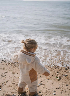 Töastie - Aus recycelten Fasern hergestellte Cloud Sherpa wasserdichte Jacke | Sand