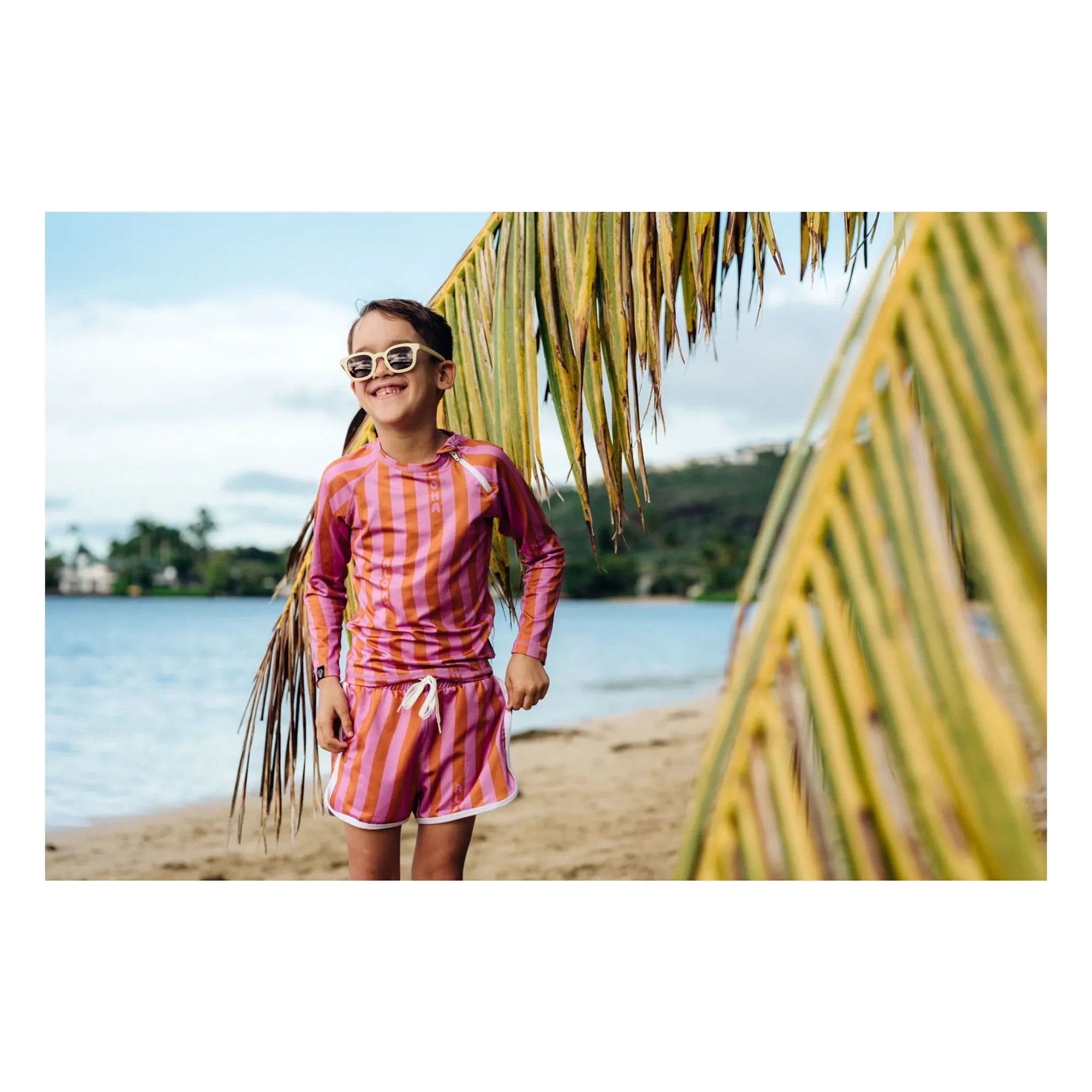 Beach & Bandits - Aloha gestreiftes Anti-UV T-Shirt recycelte Fasern | Rosa