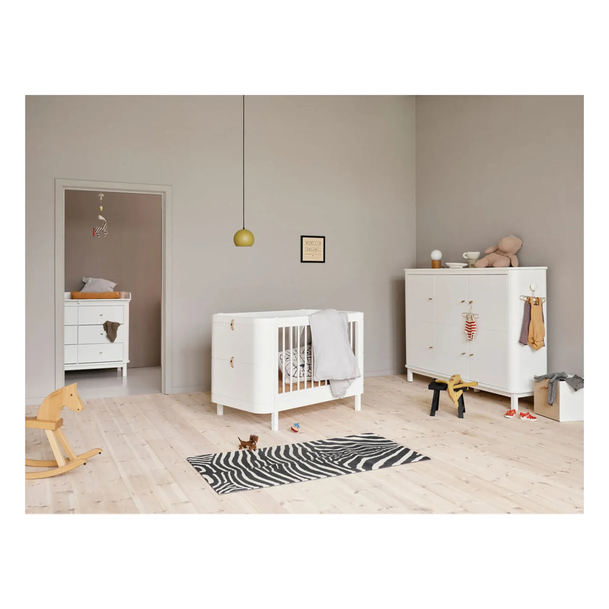 Oliver Furniture - Ahşap Mini+ beşik yatağı, junior kit dahil | Beyaz
