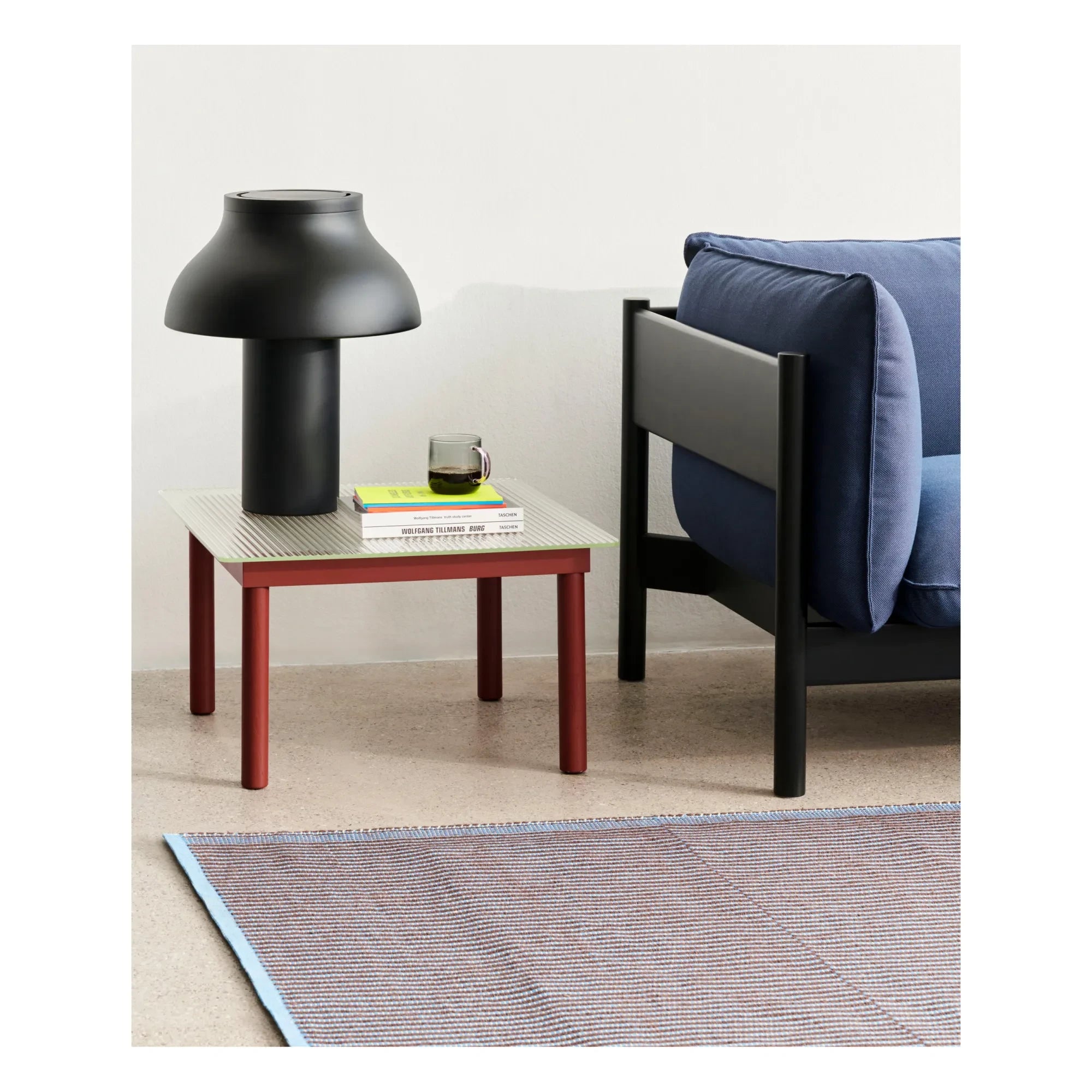 Hay - Kofi Couchtisch aus Glas, Eichenfuss | Rot