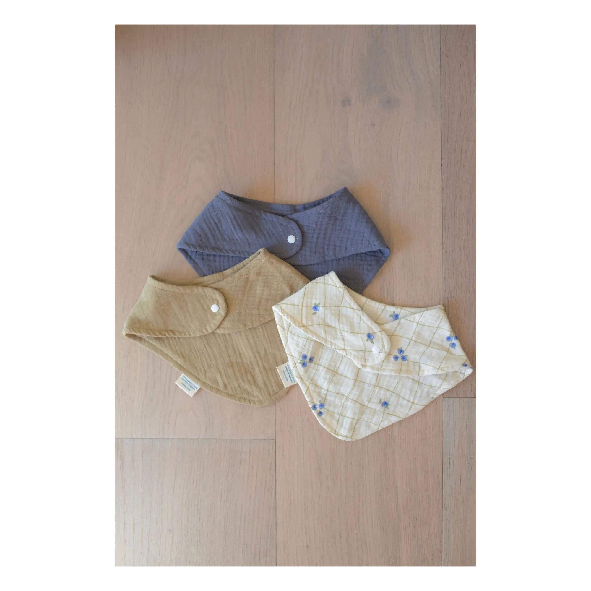 Soft Spot - Halstuch-Lätzchen mit Blaubeermuster aus Bio-Baumwolle - 3er-Set