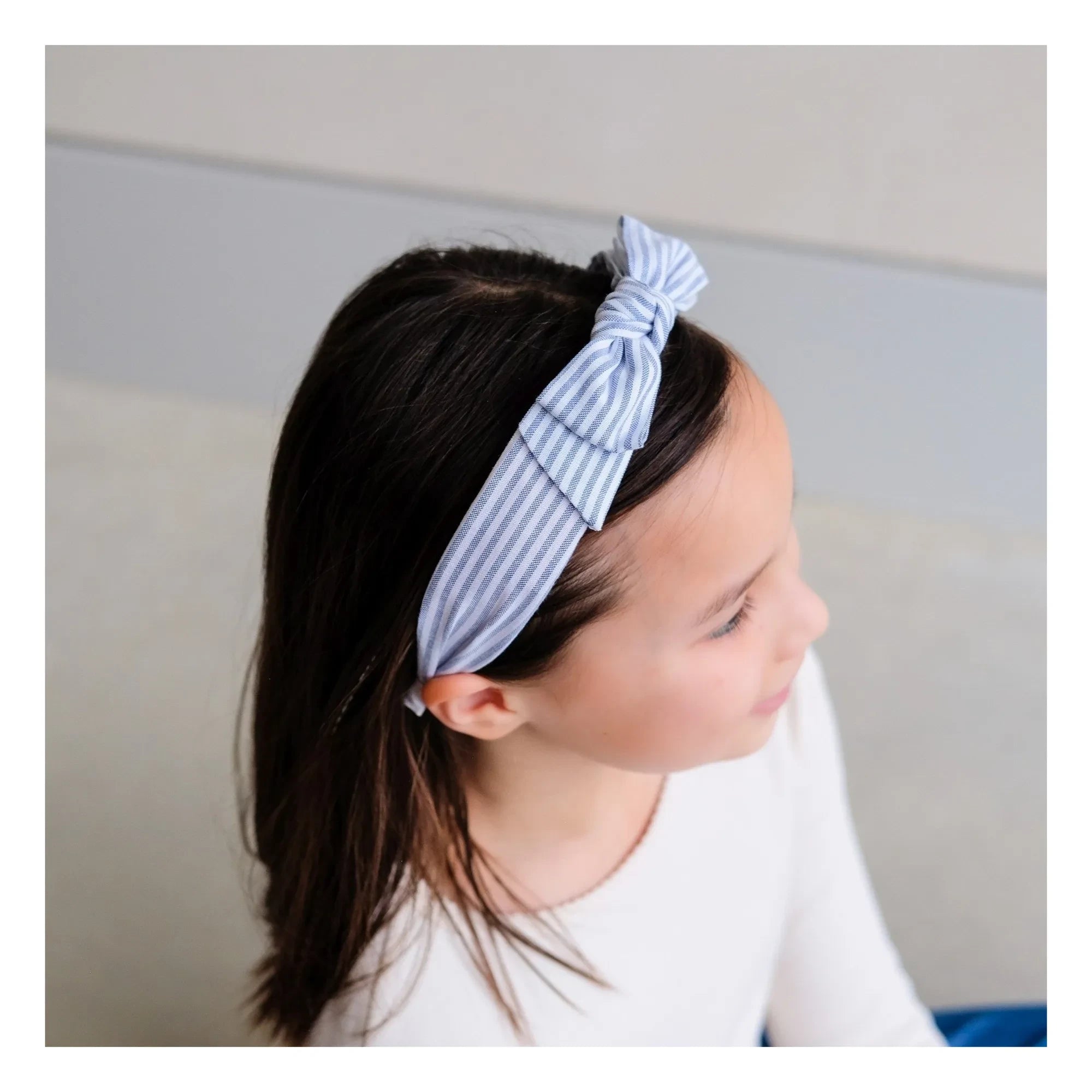 Mimi & Lula – Gestreiftes Stirnband mit Knoten | Hellblau