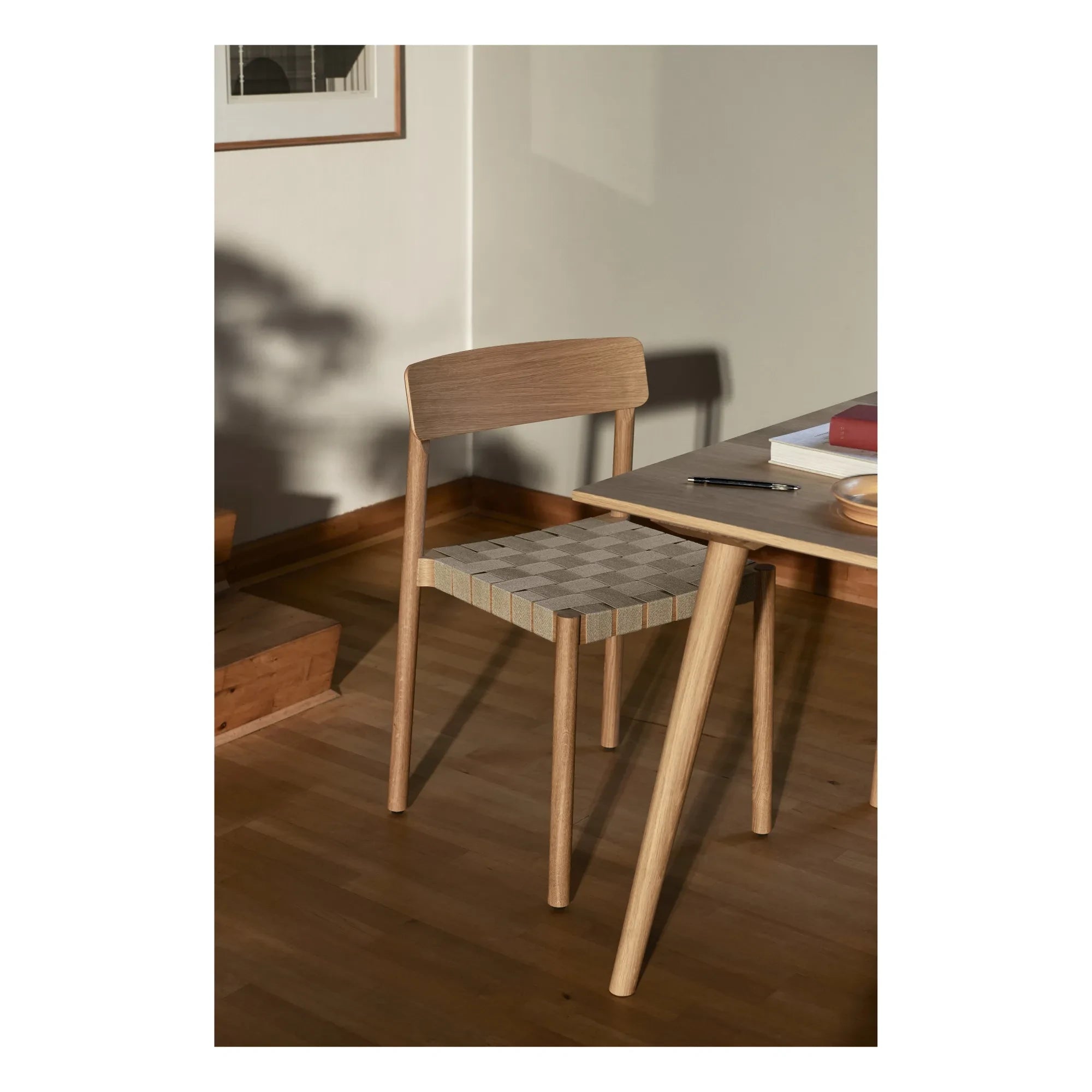 & Tradition - Betty TK1 Stuhl mit Holzfußgestell