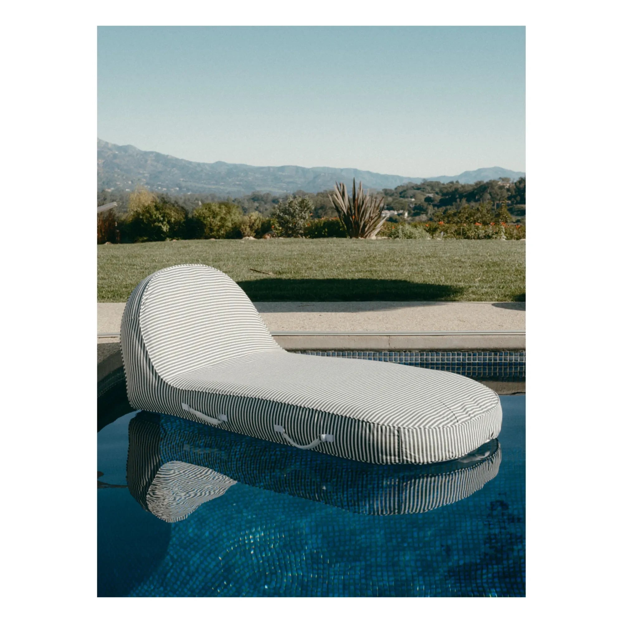 Business & Pleasure Co. - Schwimmbad-Luftmatratze | Marineblau