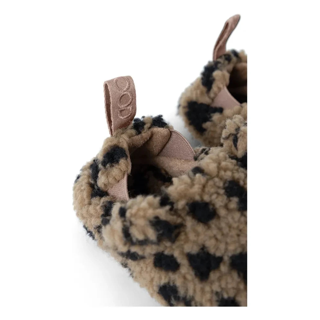 Liewood - Maui mit Leopardenmuster, aus recycelten Fasern gefertigte Sherpa-ähnliche Hausschuhe | Braun