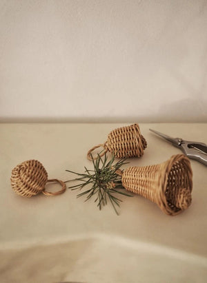 Ferm Living - Geflochtene Rattan-Weihnachtsschmuckglocken - 3er Set