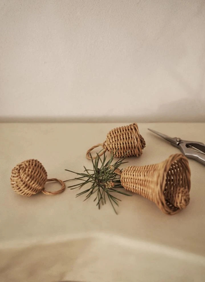 Ferm Living - Geflochtene Rattan-Weihnachtsschmuckglocken - 3er Set