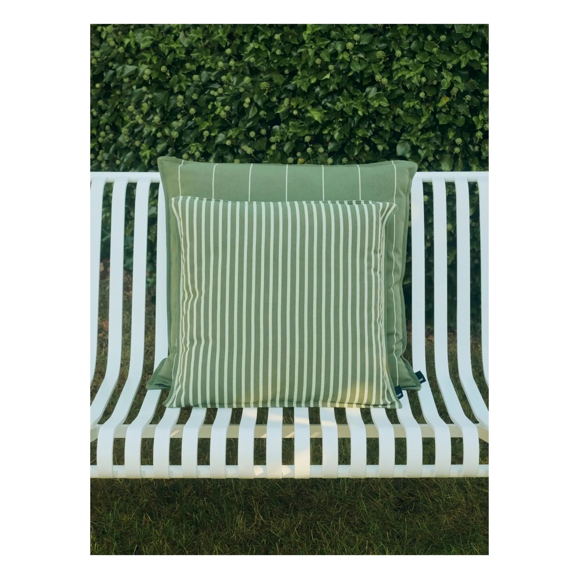 Hay - Gestreiftes Outdoor-Kissen Terrazza | Olive