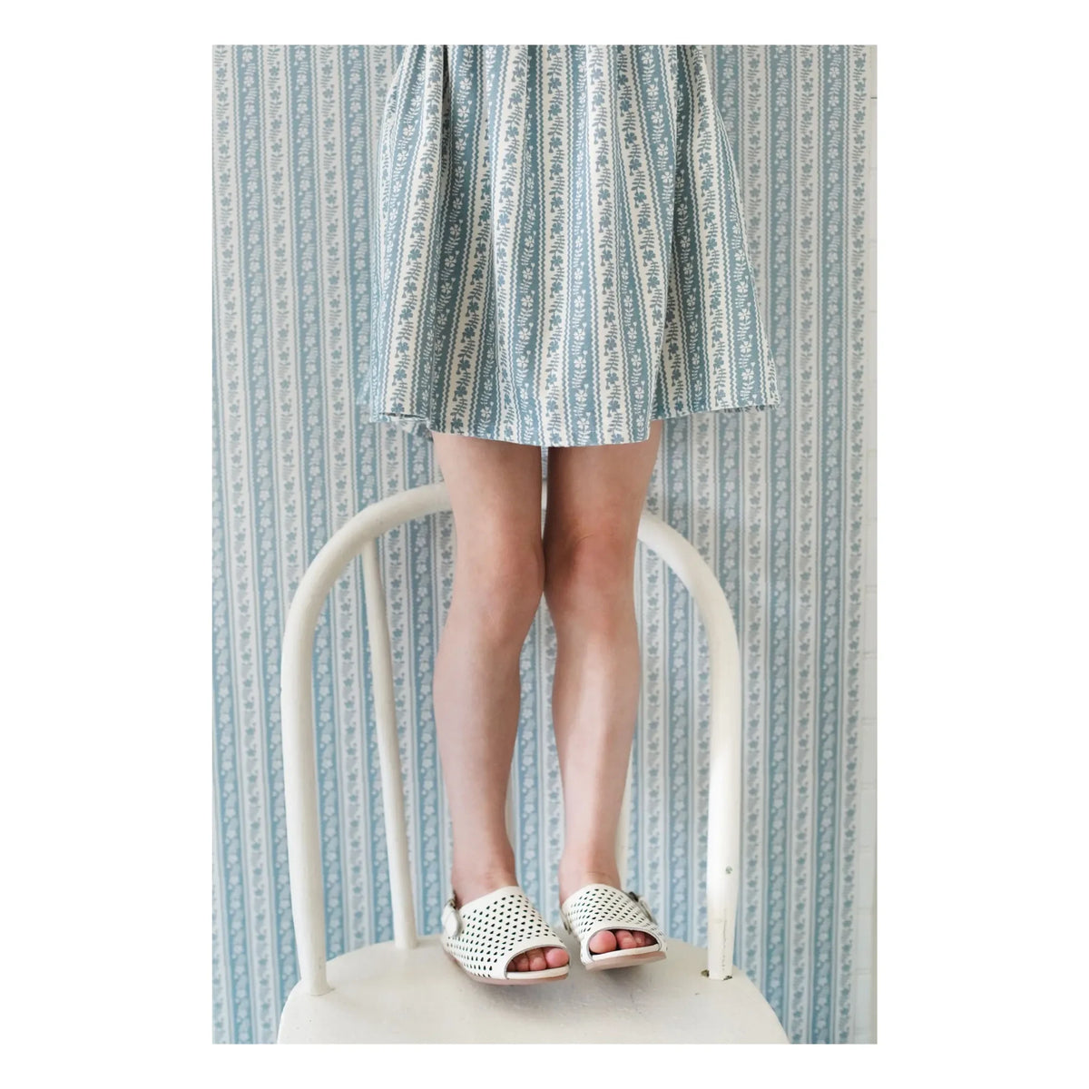 Soor Ploom - Eloise Gestreiftes Latzkleid aus Bio-Baumwolle | Ecru