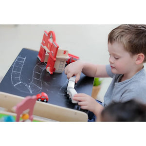 Plan Toys - Kindertisch mit Schiefertafelplatte