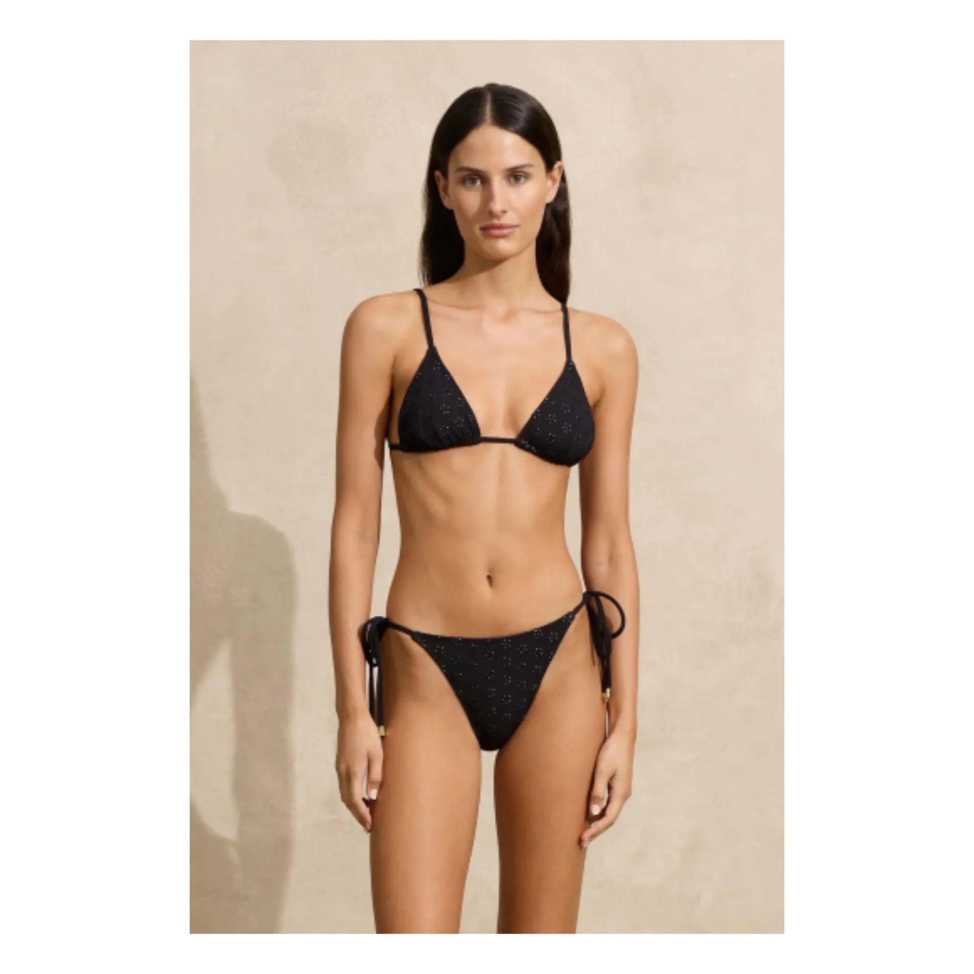 Peony – besticktes Tanga-Bikinioberteil | Schwarz