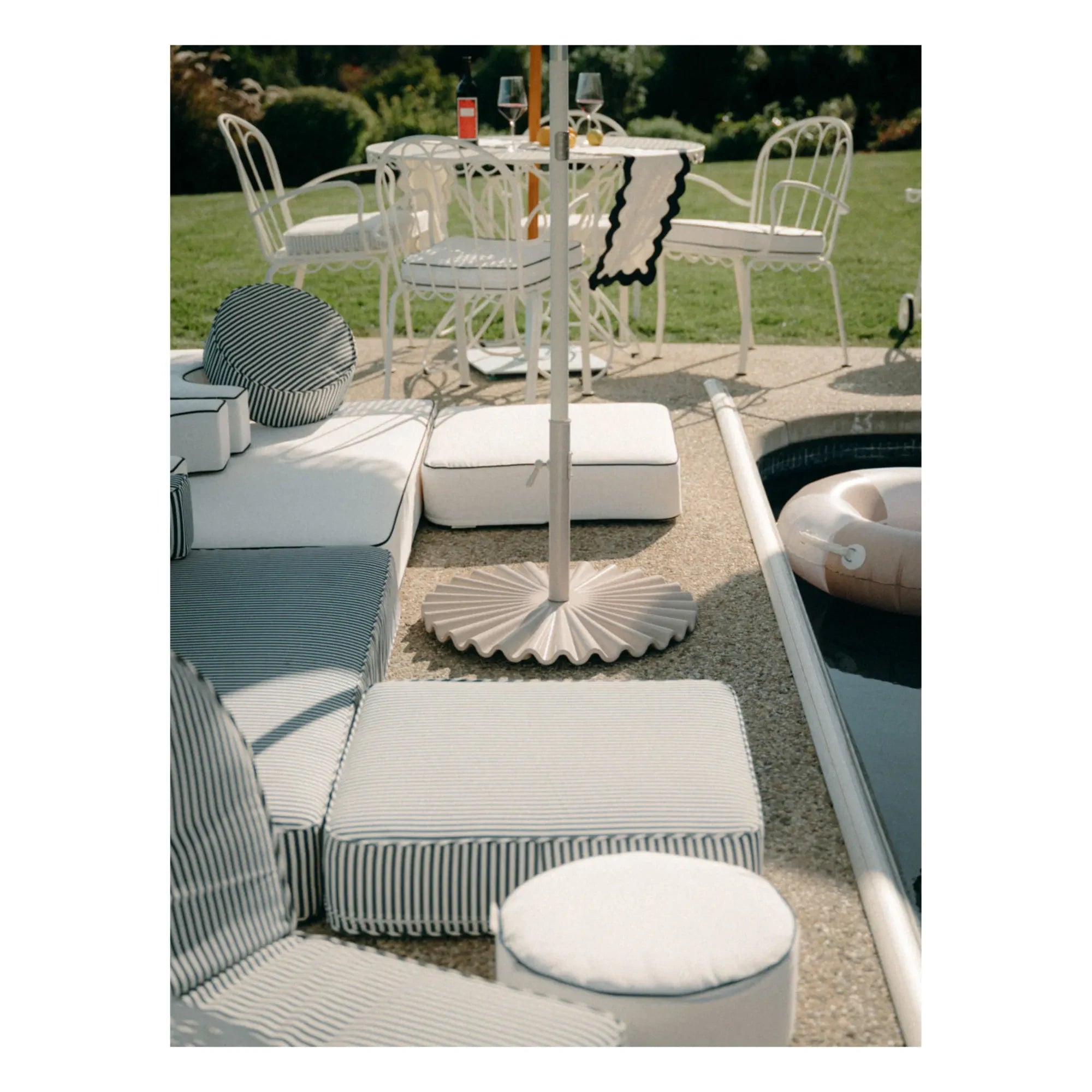Business & Pleasure Co. - Gestreifter Sonnenschirmständer | Weiß
