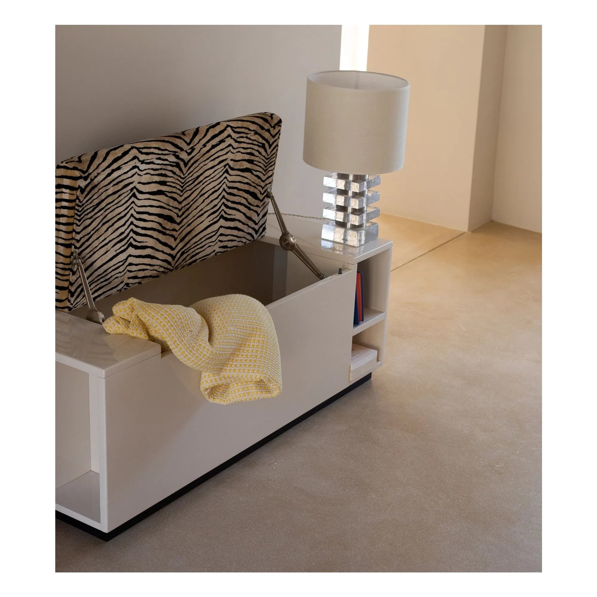 The Socialite Family - Cameleon Bank aus lackiertem Holz und Panther-Samt | Crème