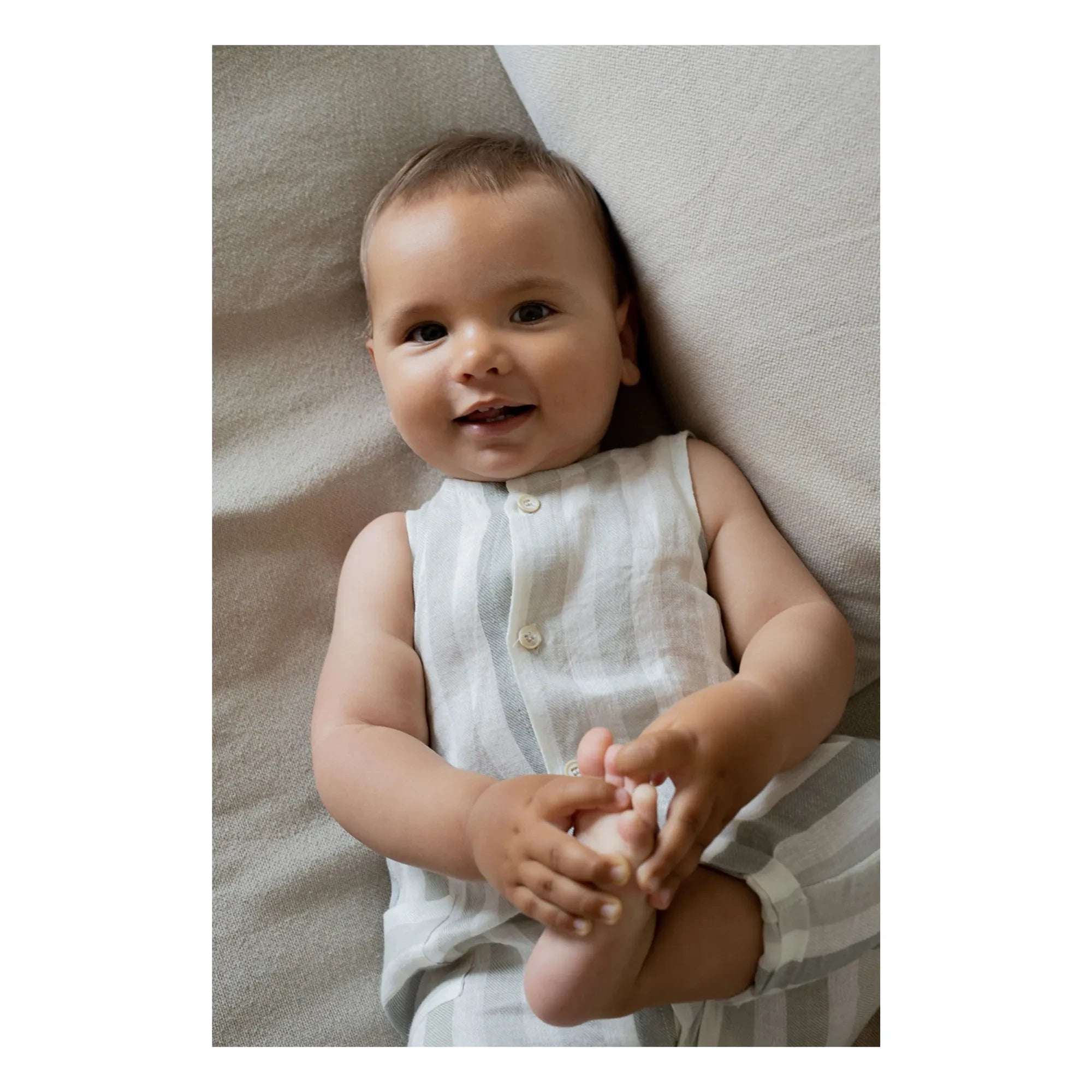 1+ in the family - Mori Gestreifter Leinen-Strampler | Ecru
