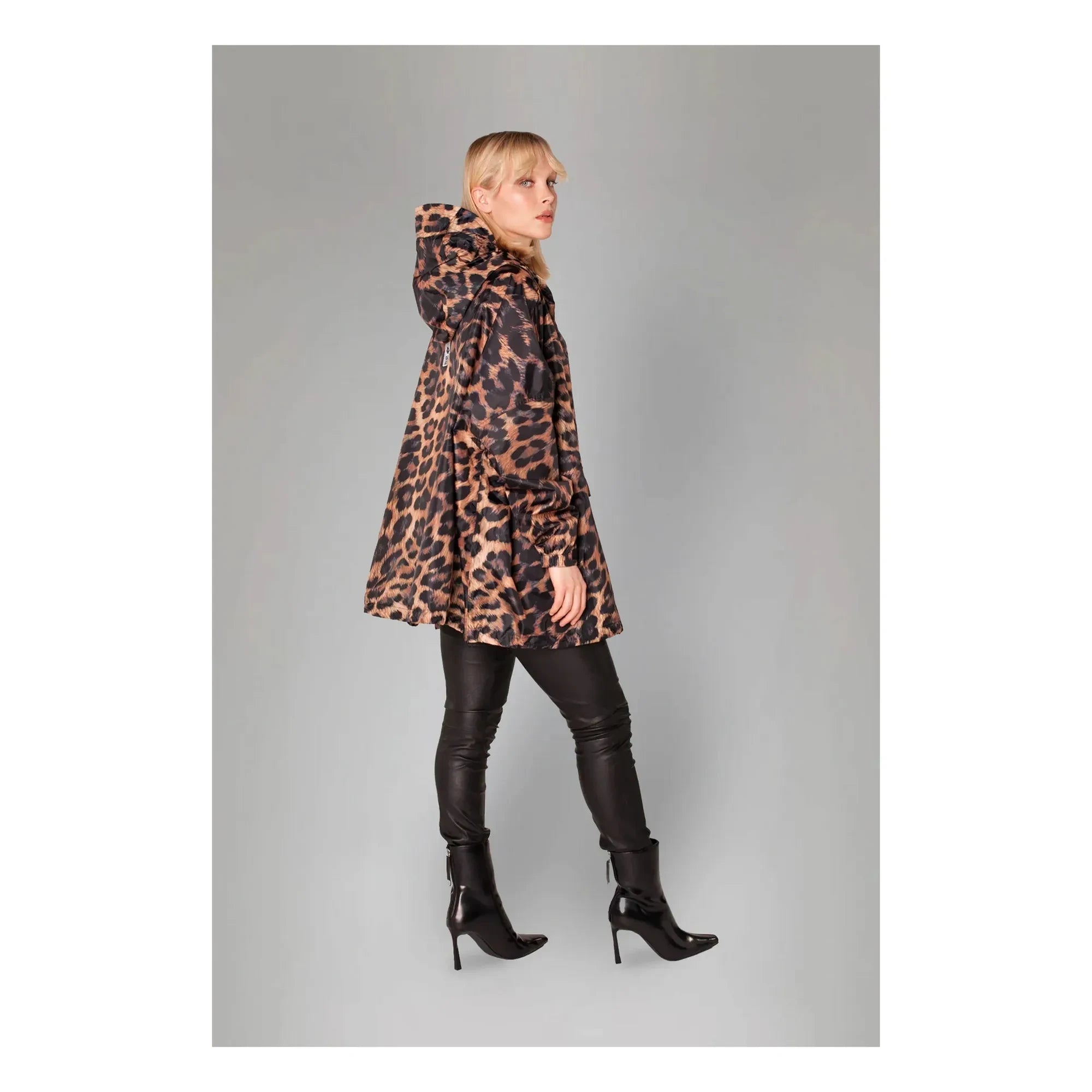 Rainkiss - Regenmantel mit dunklem Leopardenmuster | Braun