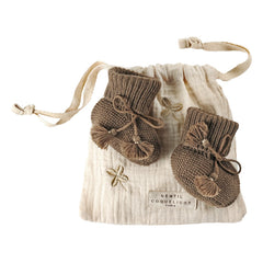 Gentil Coquelicot - Gestrickte Babyschuhe und bestickter Beutel | Schokoladenbraun