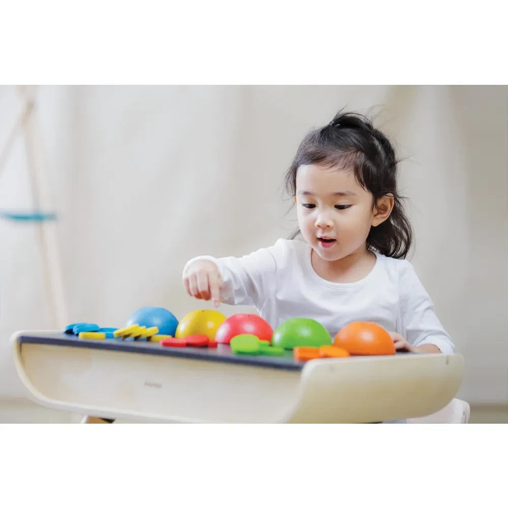 Plan Toys - Kindertisch mit Schiefertafelplatte